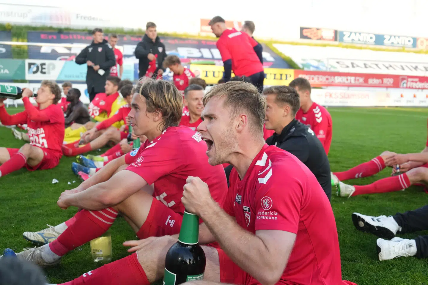 FC Fredericia kunne fredag fejre, at holdet rykker op i den bedste danske fodboldrække.
