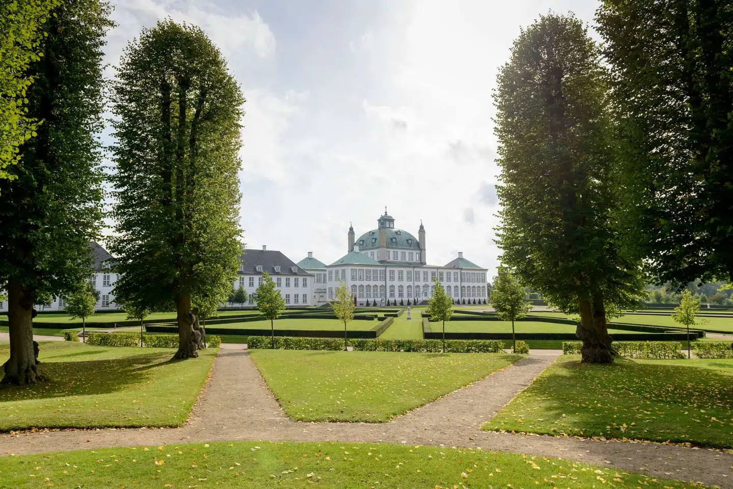 Fredensborg Slot er omsluttet af en stor slotspark, som er åben for offentligheden. Foto: Thomas Rahbek