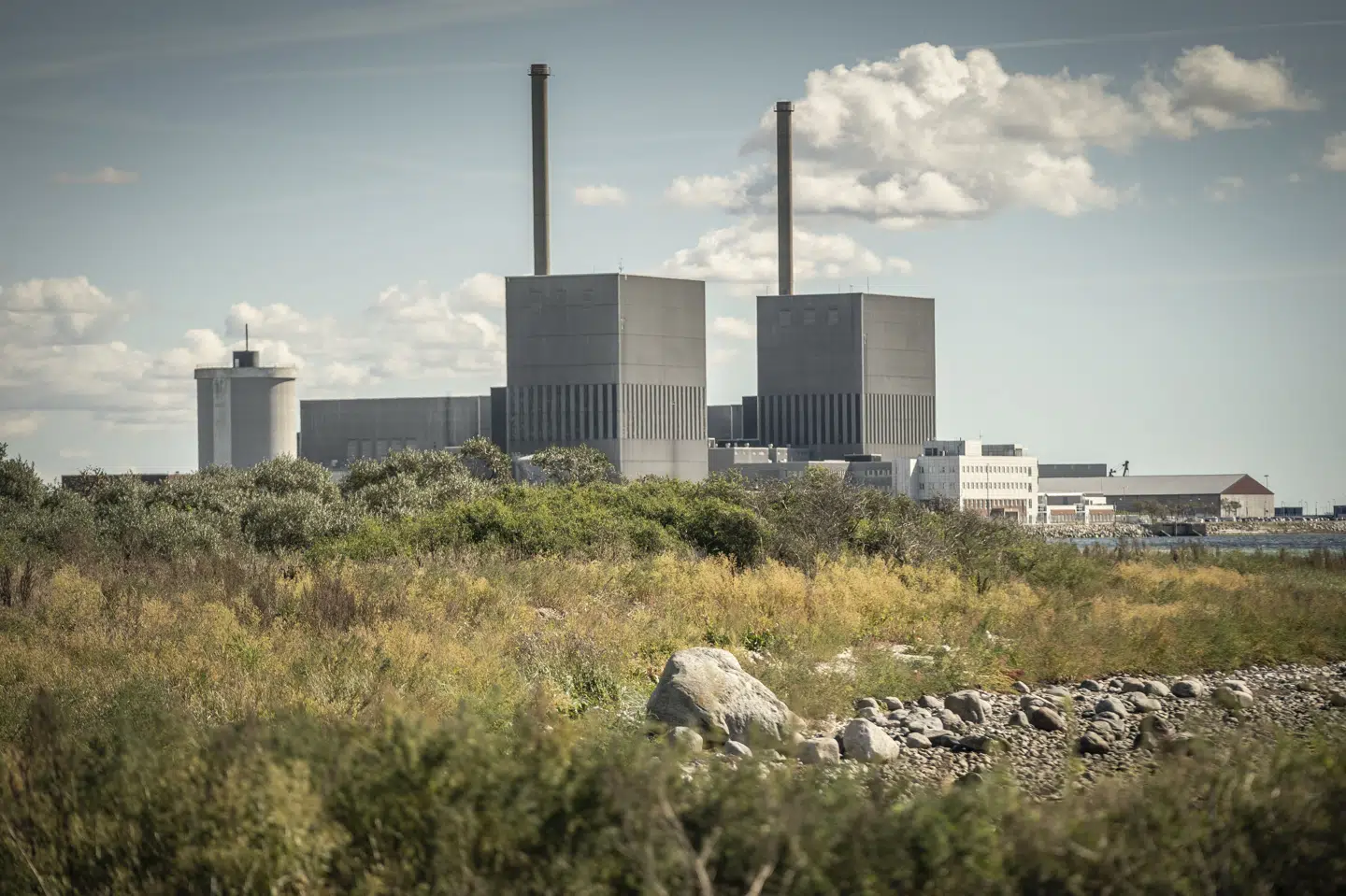 Barsebäckværket, som her ses i september 2022, har været lukket og slukket siden 2005. Da det var aktivt, skabte det bekymring i Danmark. Men nu er diskussionen om atomkraft blusset op igen, og i en ny måling svarer 40,7 procent, at de er enige eller meget enige i, at man bør indføre atomkraft i Danmark. (Arkivfoto).