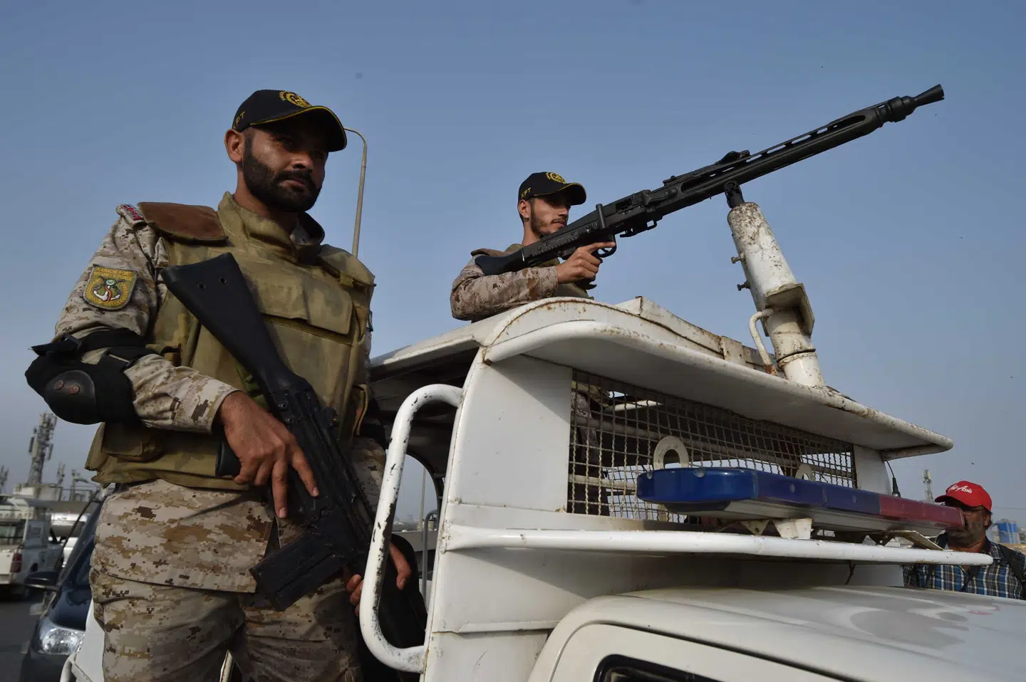 Pakistanske soldater på vagt ved havnen i Karachi.