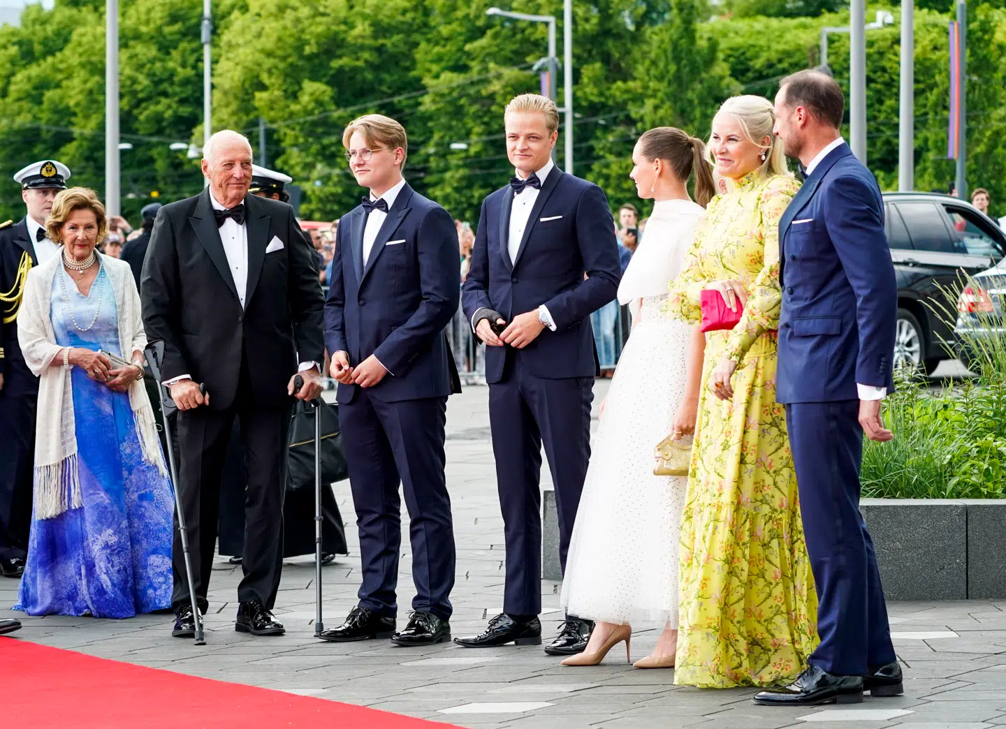 Marius Borg Høiby er søn af kronprinsesse Mette-Marit, som blandt andet har givet ham en lejlighed på sin og kronprins Haakons kongelige residens Skagum, hvor også kronprinsparret og deres to børn, prins Sverre Magnus og prinsesse Ingrid Alexandra, normalt bor. Det norske kongepar bor på Slottet i Oslo, som Skagum ligger lidt udenfor.