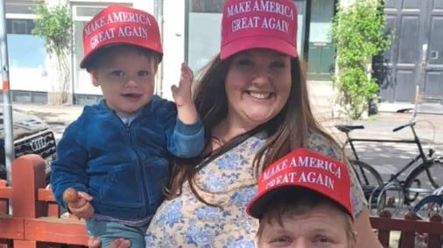 Her ses familien med MAGA-kasketter på.