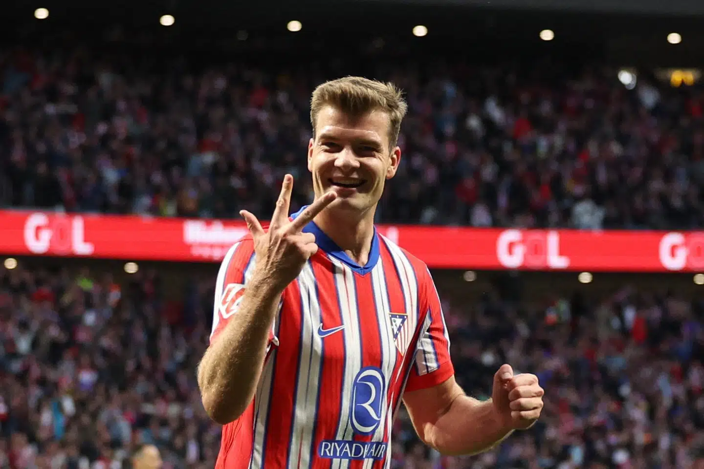 Alexander Sørloth markerer til fansene, at han selv har talt med, mens han hamrede mål ind mod Real Sociedad.