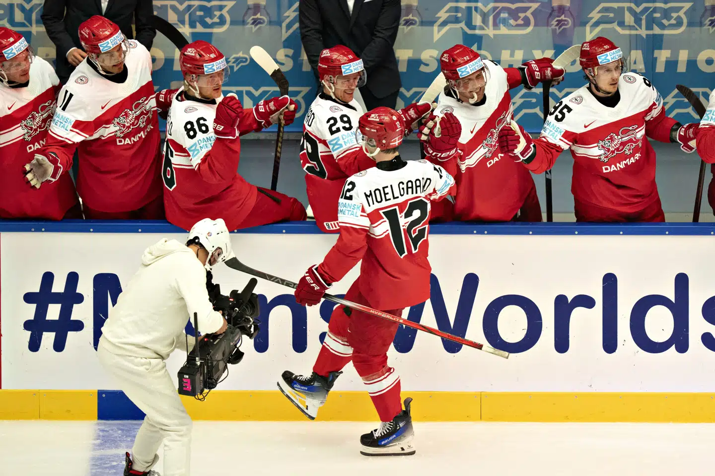 Begejstringen var stor, da Oscar Fisker Mølgaard udlignede til 1-1 mod Schweiz. Men målet rakte ikke til point.