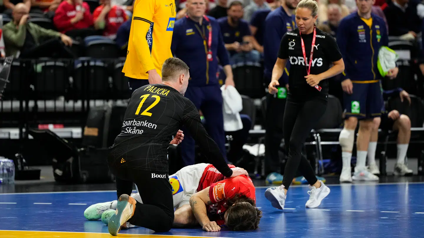 Holm trøstes af den svenske keeper Andreas Palicka.