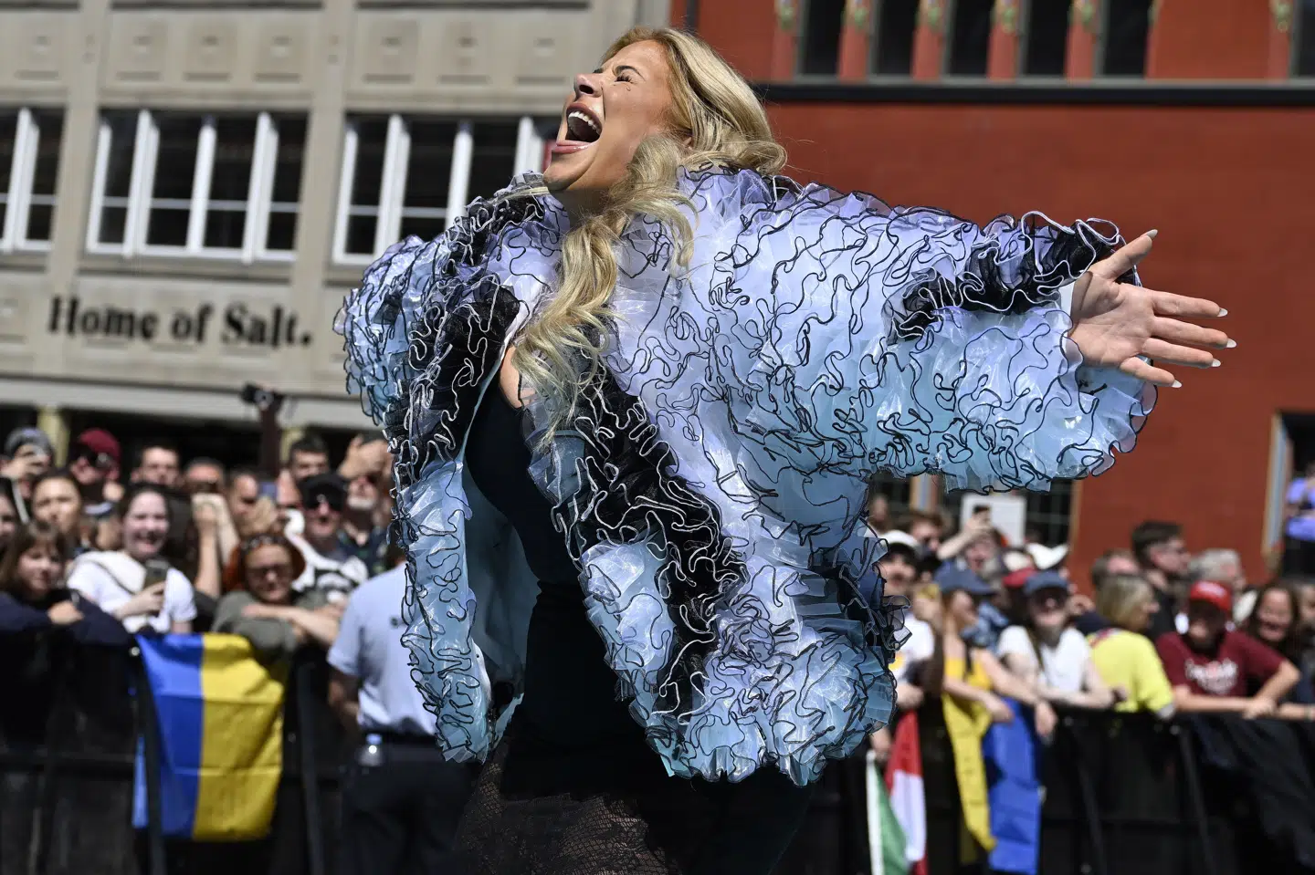 Sissal blev mødt med klapsalver og hujen under Eurovisionens åbningsceremoni, og hun kvitterede med vink og luftkys til de fremmødte.