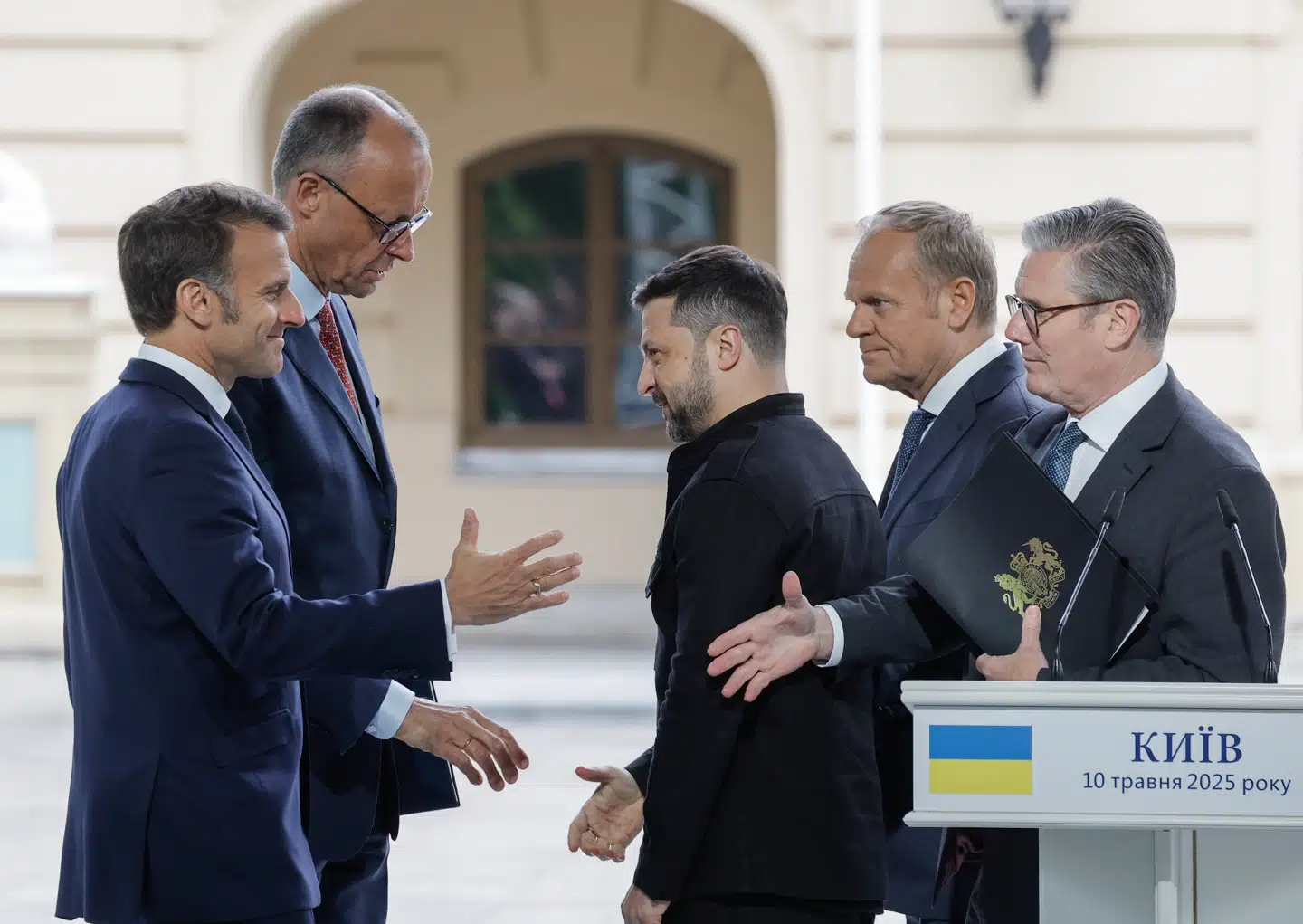 Frankrigs Emmanuel Macron, Tysklands Friedrich Merz, Polens Donald Tusk og Storbritanniens Keir Starmer var alle fysisk til stede i Kyiv lørdag for at forhandle en mulig våbenhvile.