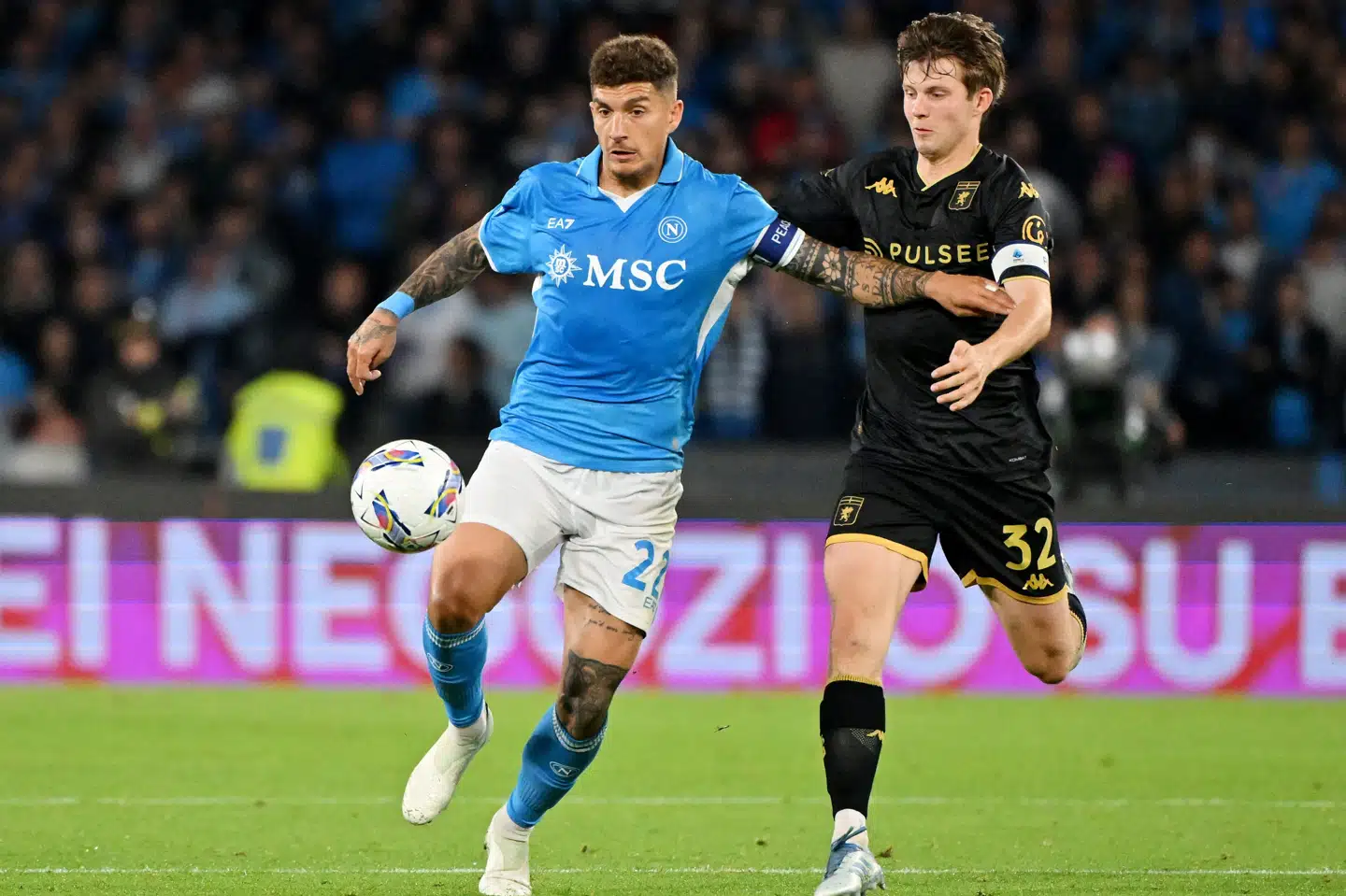 Morten Frendrup (til højre) leverede en flot indsats på Genoas centrale midtbane, da gæsterne overraskende fik 2-2 i Napoli.