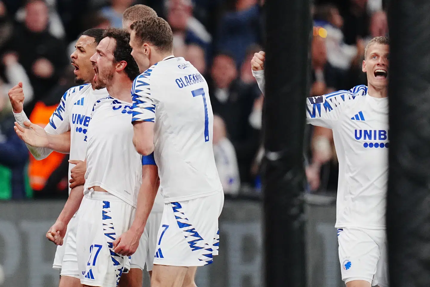 FCK's fans fejrede efter slutfløjtet det uafgjorte resultat som en sejr.