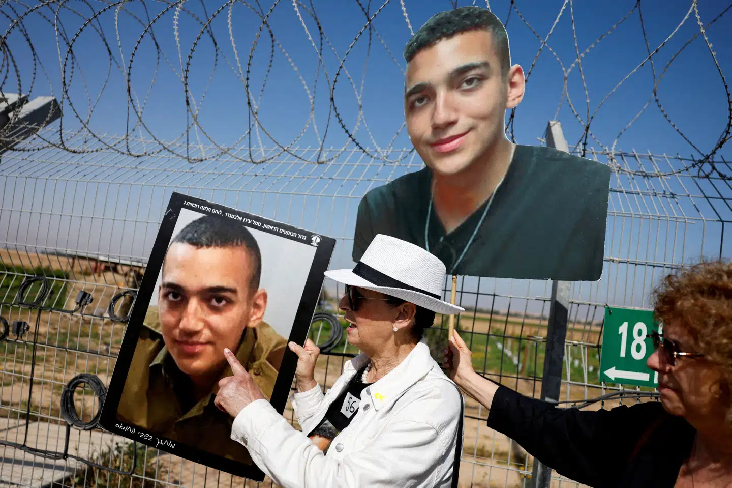 Det israelsk-amerikanske gidsel Edan Alexanders bedstemor viser et billede af ham den 20. april i år. (Arkivfoto).