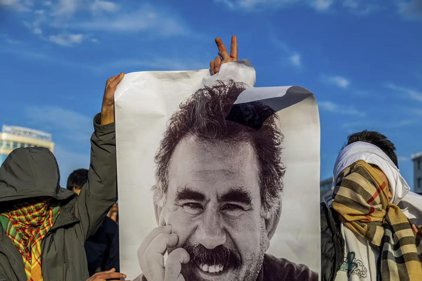 Folk holder et billede op af den fængslede PKK-grundlægger, Abdullah Öcalan, i Diyarbakir i Tyrkiet. (Arkivfoto).