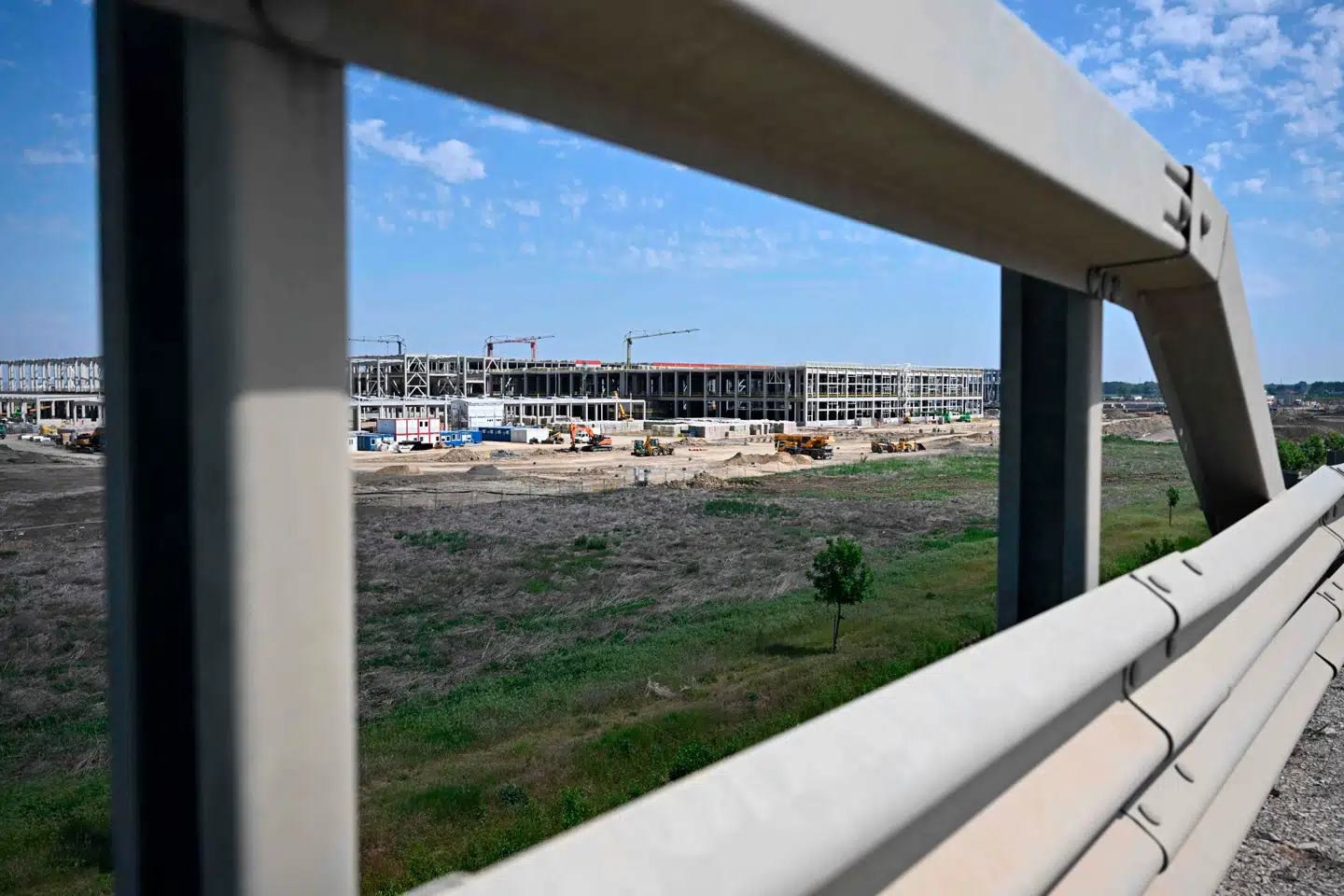 Bygningen af CATLs batterifabrik i Ungarn begyndte i 2024 nær Ungarns næststørste by, Debrecen. Fabrikken skal begynde produktionen i år, og nu rejses der penge til en udvidelse af den.