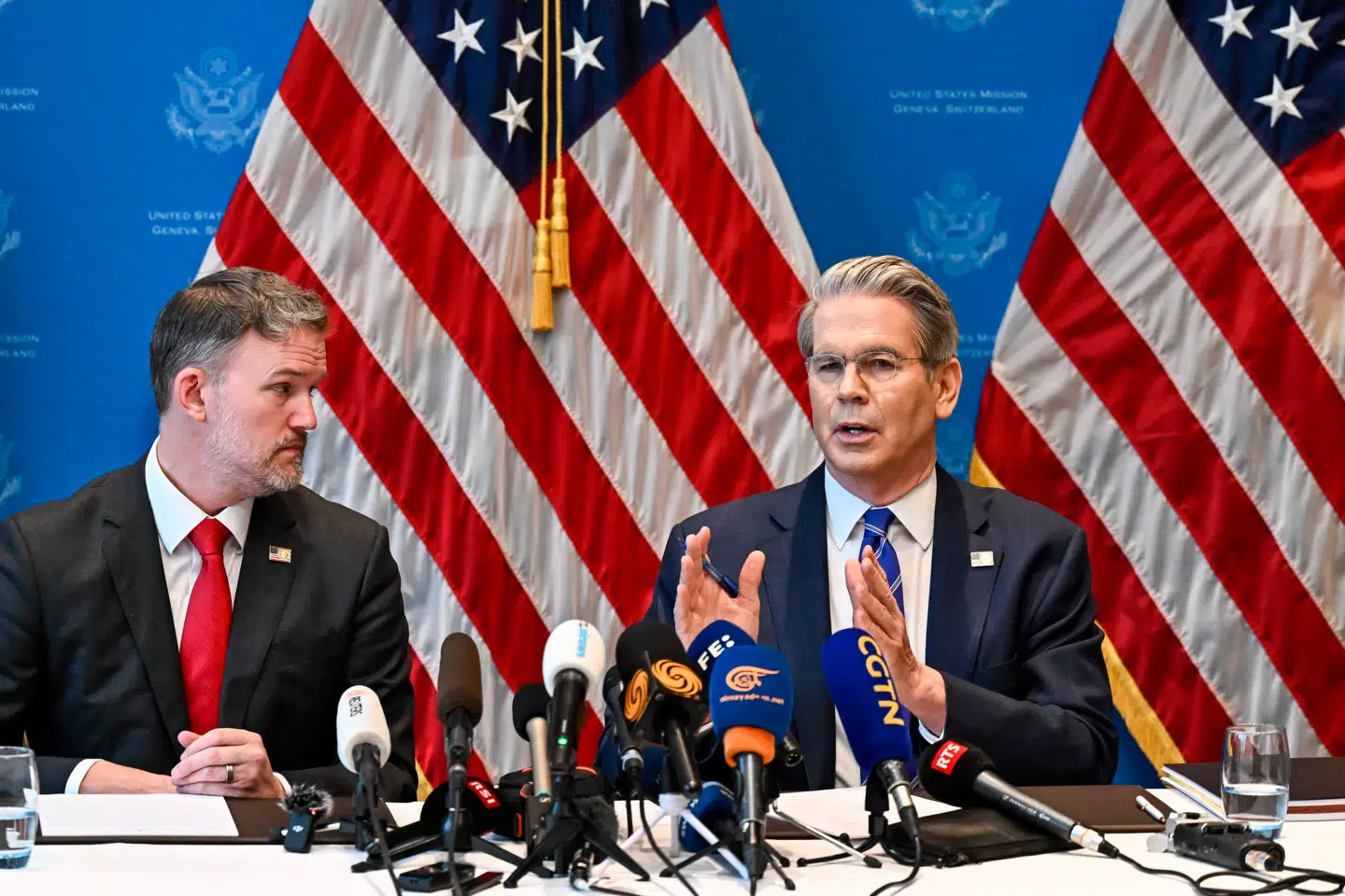 Den amerikanske finansminister Scott Bessent (th) har mandag morgen dansk tid løftet sløret for en handelsaftale mellem USA og Kina ved et pressemøde i Schweiz.