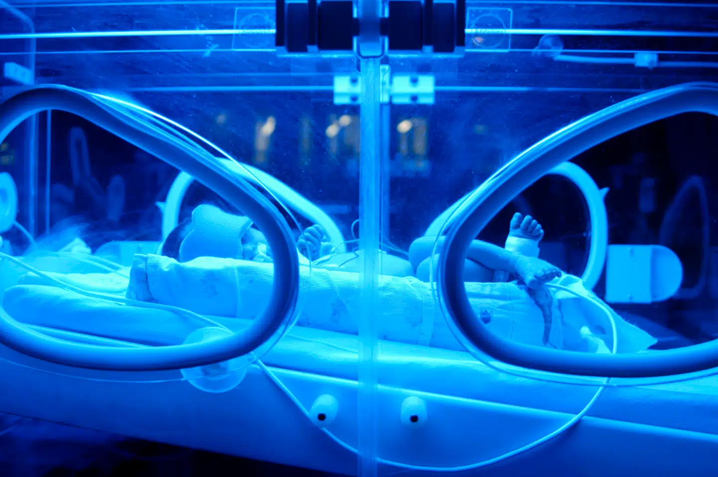 Et usædvanligt langvarigt MRSA-udbrud plager Afdeling for Intensiv behandling af nyfødte og mindre børn på Rigshospitalet, der tager sig af for tidligt fødte og syge nyfødte med blandt andet medfødte misdannelser eller hjertesygdomme.