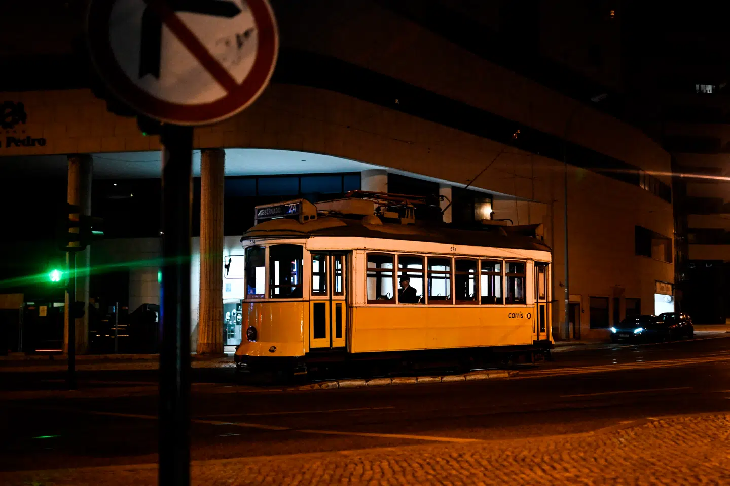 Al strømmen gik og lagde Spanien og Portugal i sort 28. april. Her venter en tålmodig sporvognspassager på at kunne komme videre i Lissabon, som har oplevet store prisstigninger på strømmen i sidste uge.
