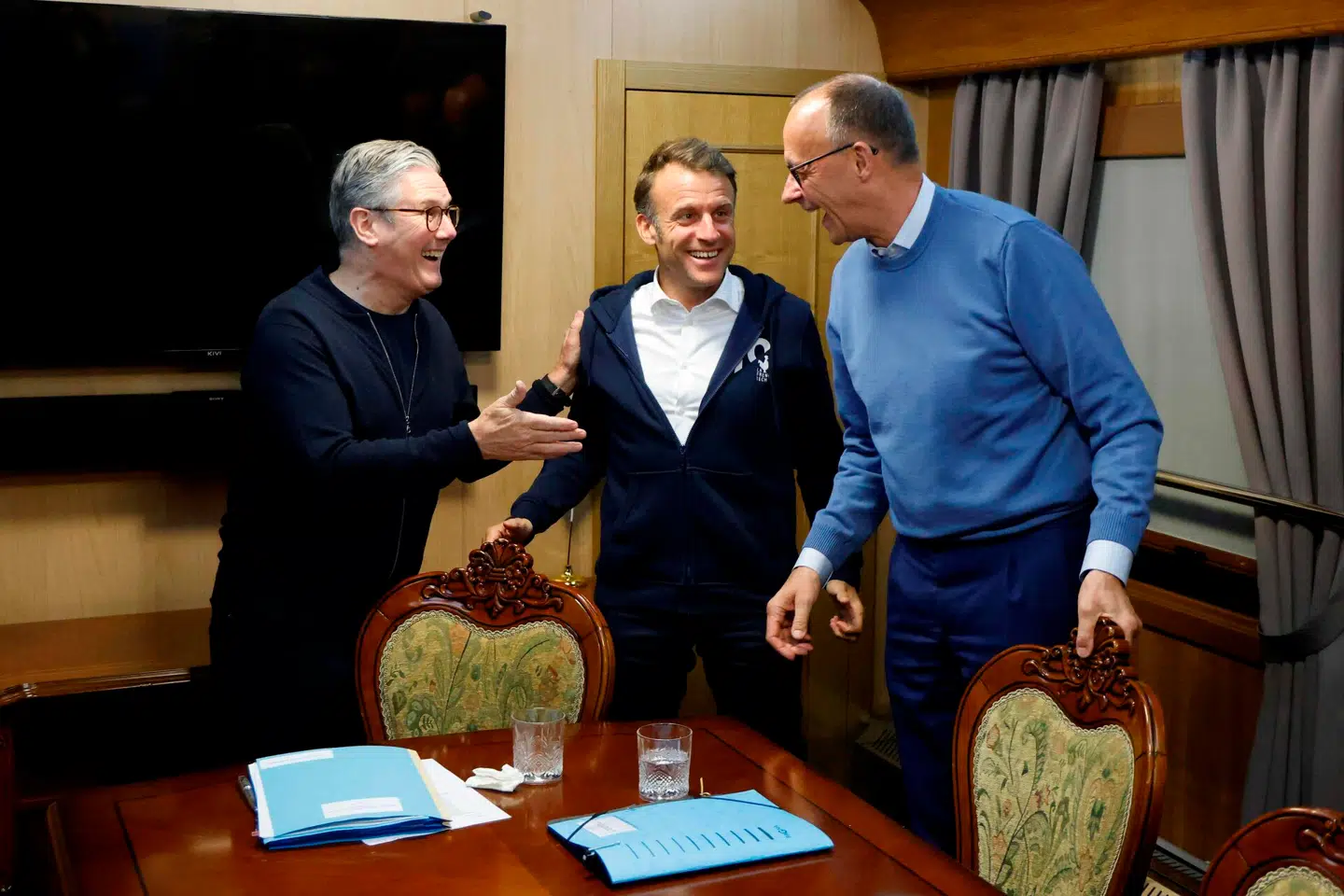 Keir Starmer, Emmanuel Macron og Friedrich Merz til møde. På bordet ses den hvide serviet. Foto: Ludovic Marin, Scanpix