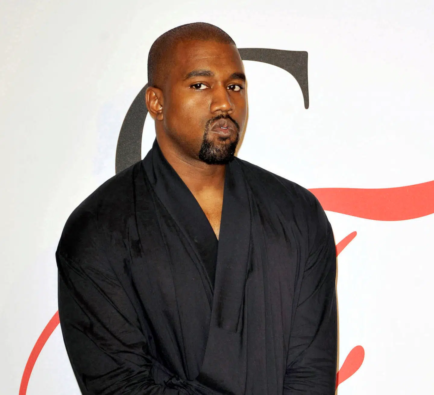 »Forleden hørte jeg hans (Kanye West, billedet, red.) nyeste sang. Musikalsk er det stadig mesterligt – produktionen, energien, den leg med lyd, som kun han kan. Men så lytter man til teksten – og kæben falder.«