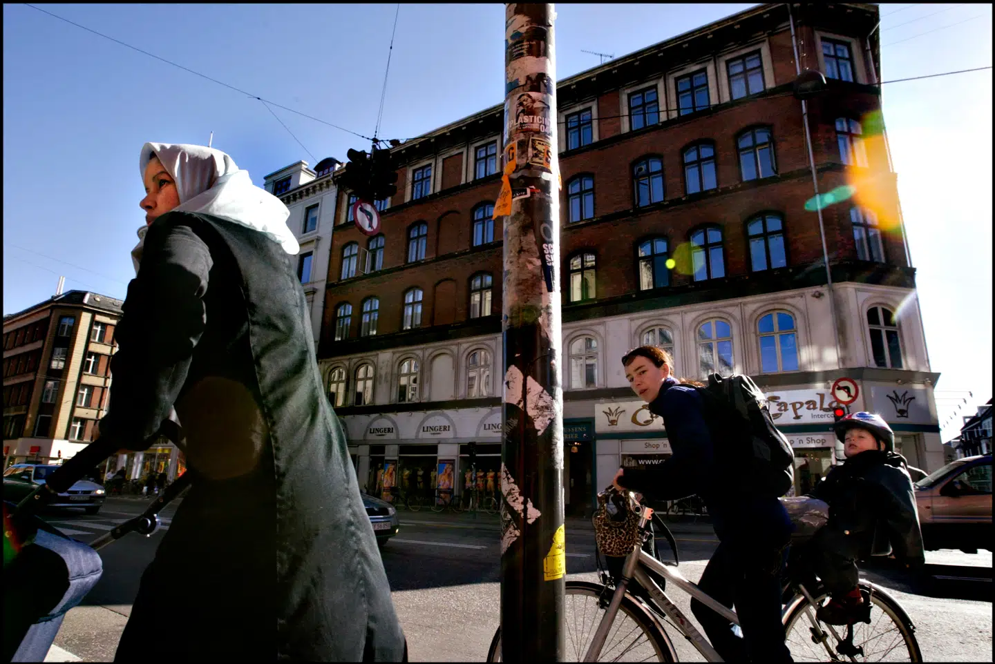 »At nægte at bygge bro er ikke løsningen, det er roden til polarisering og had,« skriver Lana Nagat Amin.