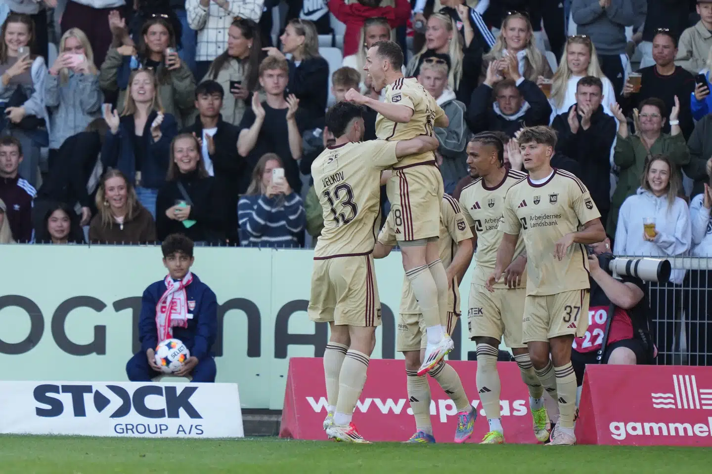Vejle-spillere fejrer Anders K. Jacobsens tidlige åbningsmål mod Lyngby.