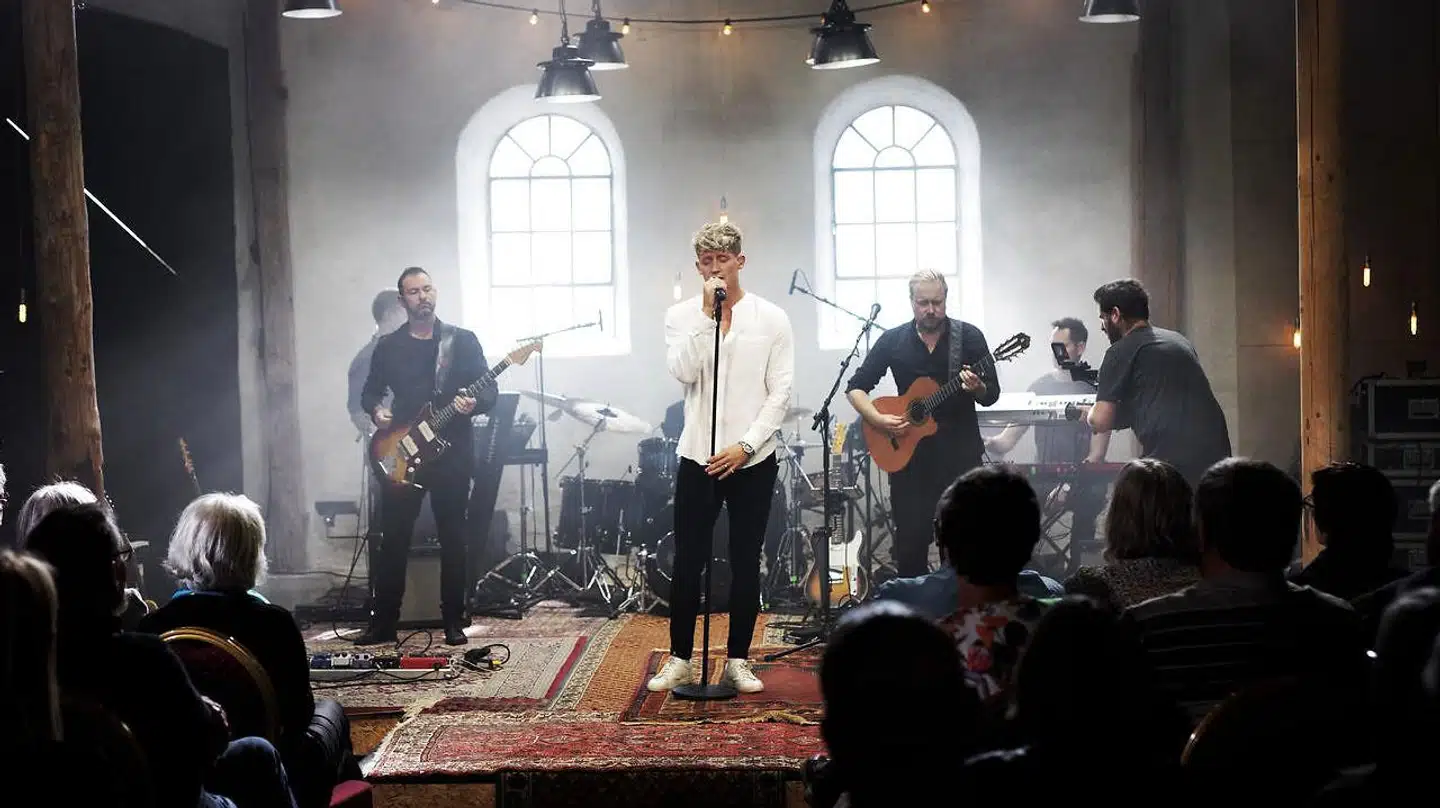 I Helt lyrisk skal to musikere i hvert afsnit sætte musik til et digt fra en af Danmarks store lyrikere. Her ses popmusikeren Bro, der har skrevet musik til Michael Strunges »Livets hastighed«.