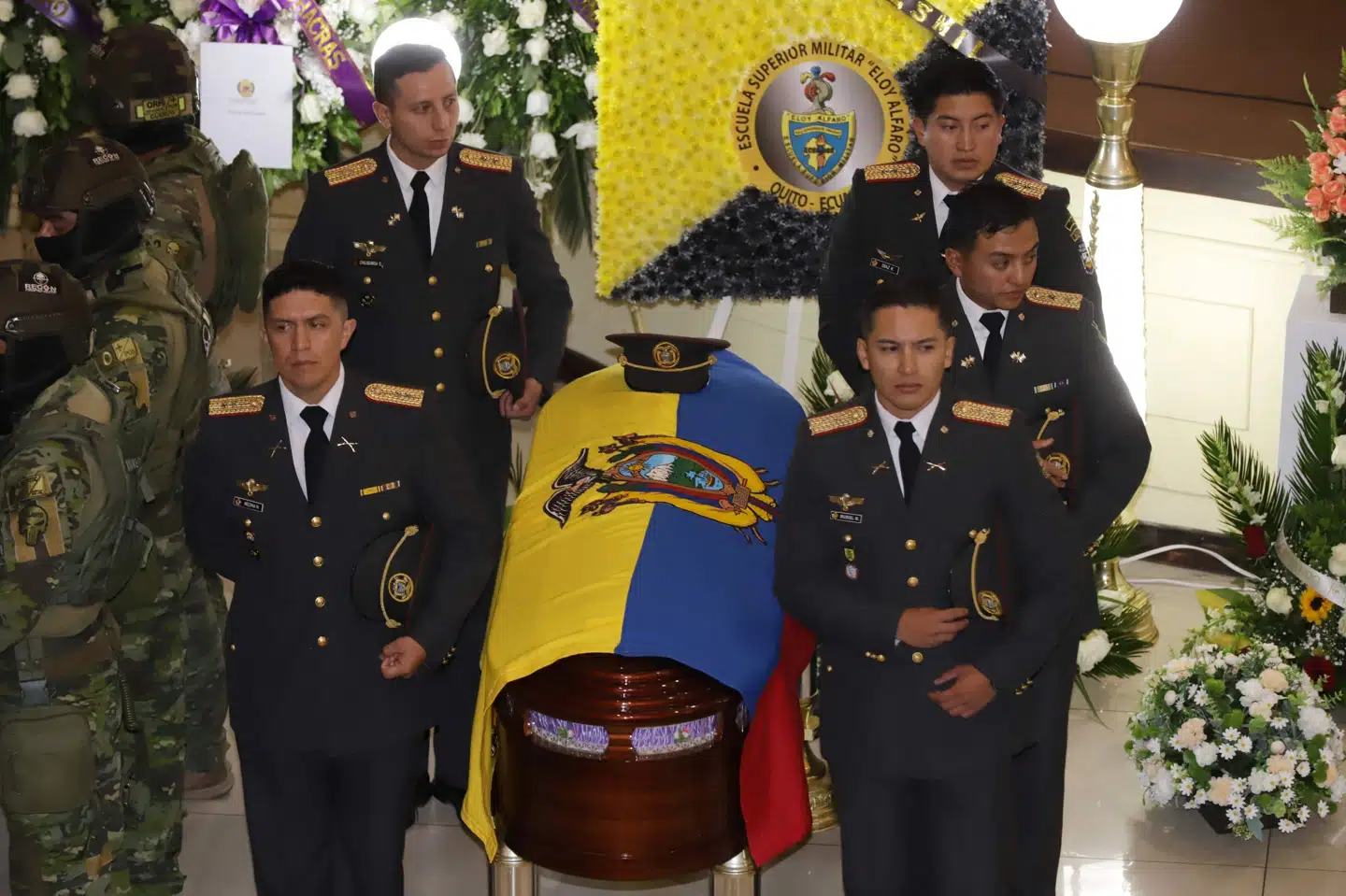Ecuadorianske soldater står vagt ved en kiste under en ceremoni i hovedstaden, Quito. 11 soldater blev fredag meldt dræbt i et angreb fra væbnede oprørere. (Arkivfoto).