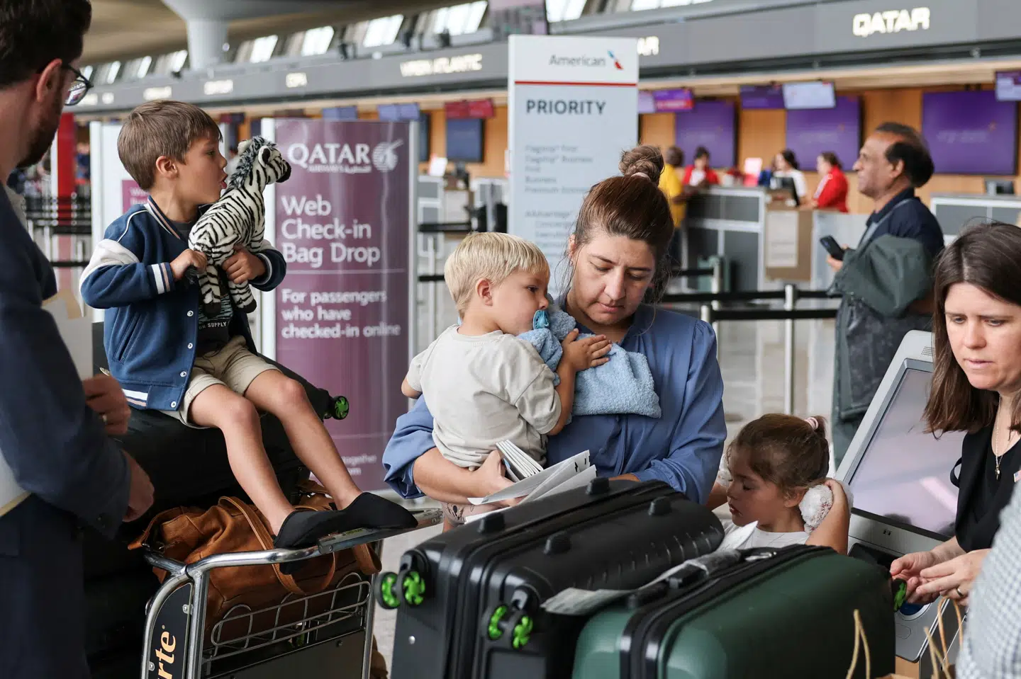 Den første gruppe af hvide sydafrikanere, der er blevet tilbudt asyl under et initiativ, der i februar blev iværksat af Donald Trump, er mandag ankommet til USA.