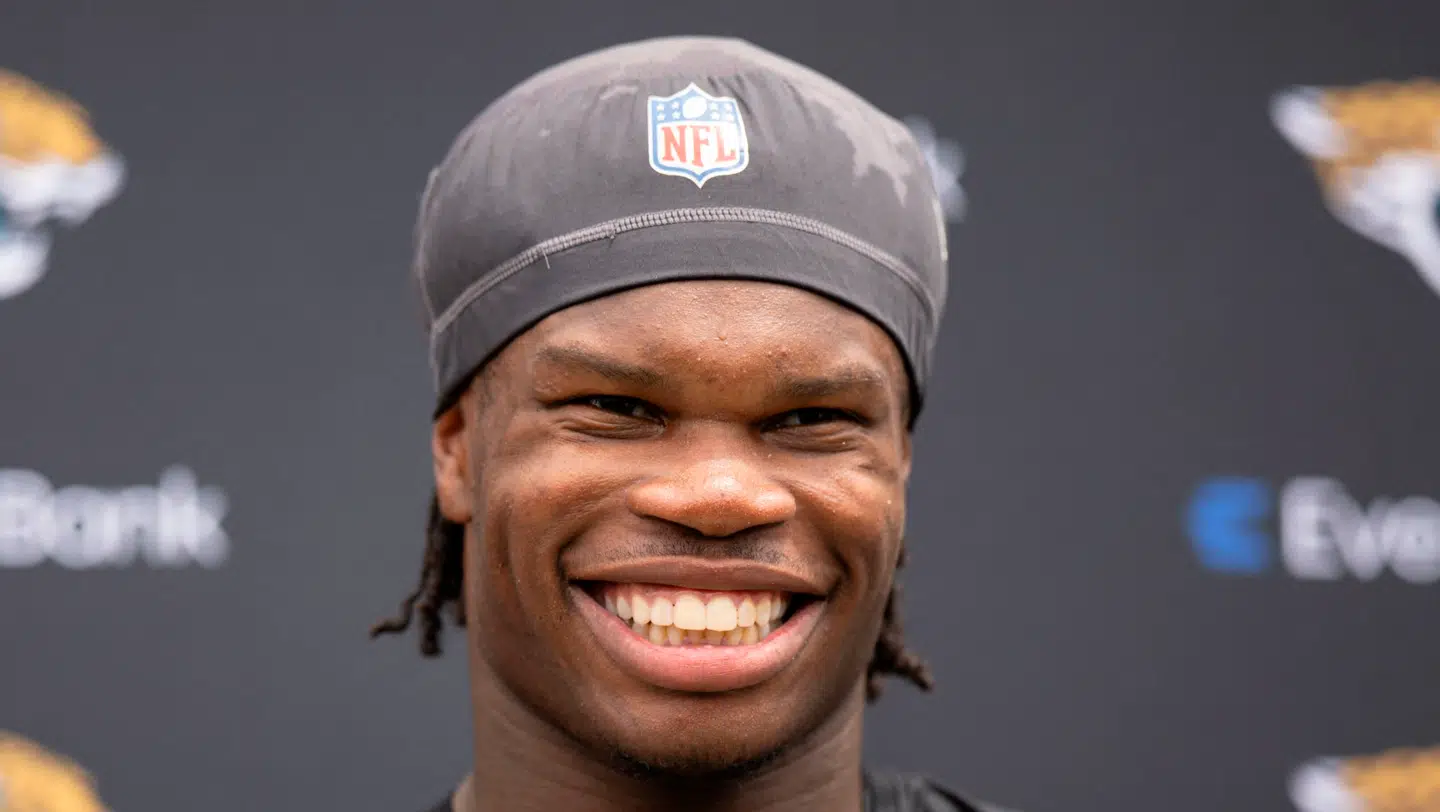 Travis Hunter, som spås en stor karriere i NFL efter at være blevet taget i dette års draft som nummer to, gjorde stort indtryk på sin sidekvinde under en flyvetur.