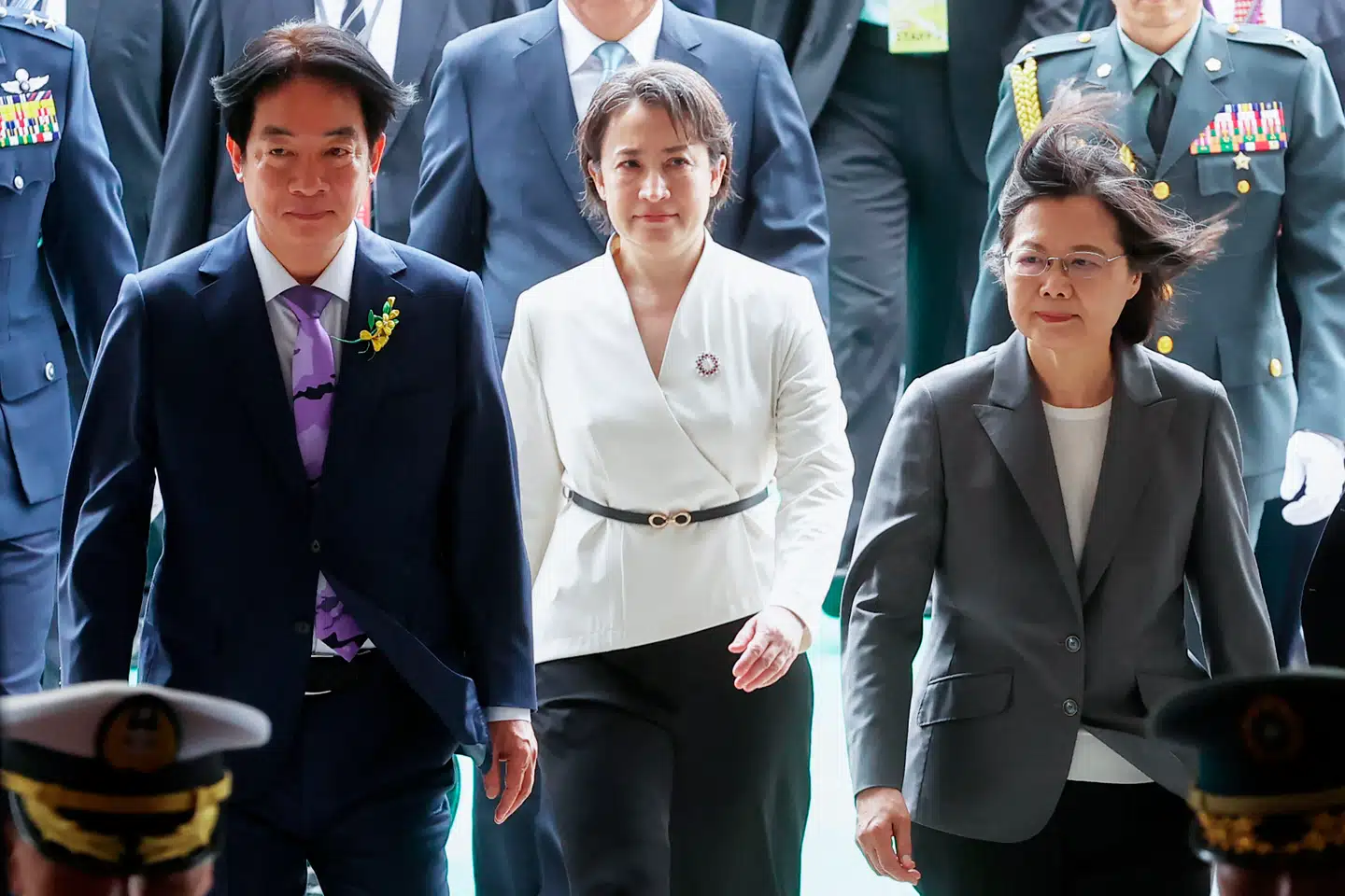 Taiwans vicepræsident, Hsiao Bi-khim, ses her i midten. Mange forventer, at hun kan blive en fremtidig præsidentkandidat på øen. Til venstre ses den nuværende præsident, Lai Ching-te. Til højre ses eks-præsident Tsai Ing-wen, der besøgte Danmark tidligere i år.