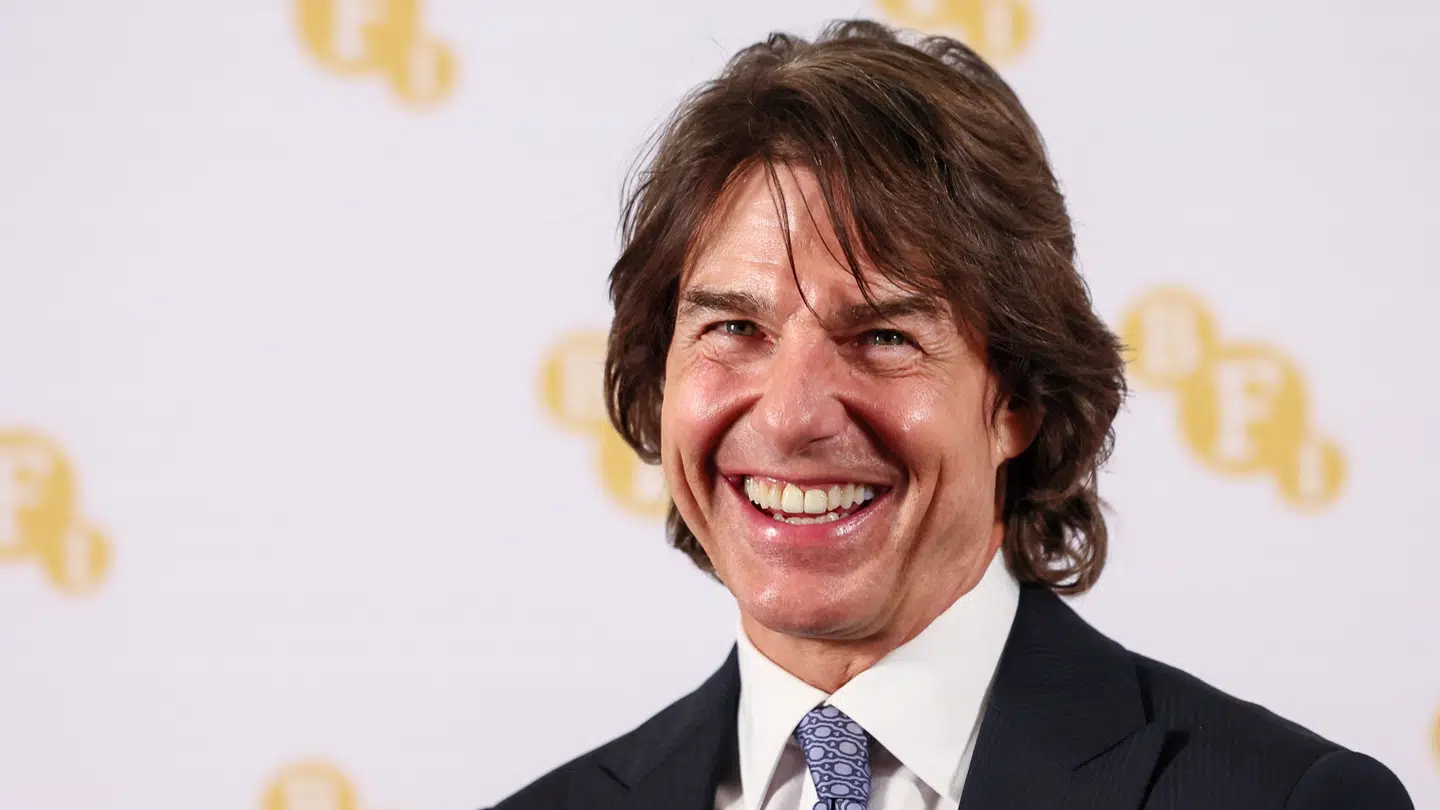 Der er god grund til at smile for skuespilleren Tom Cruise, der går all in på at vise sin kærlighed til sin nye kæreste.