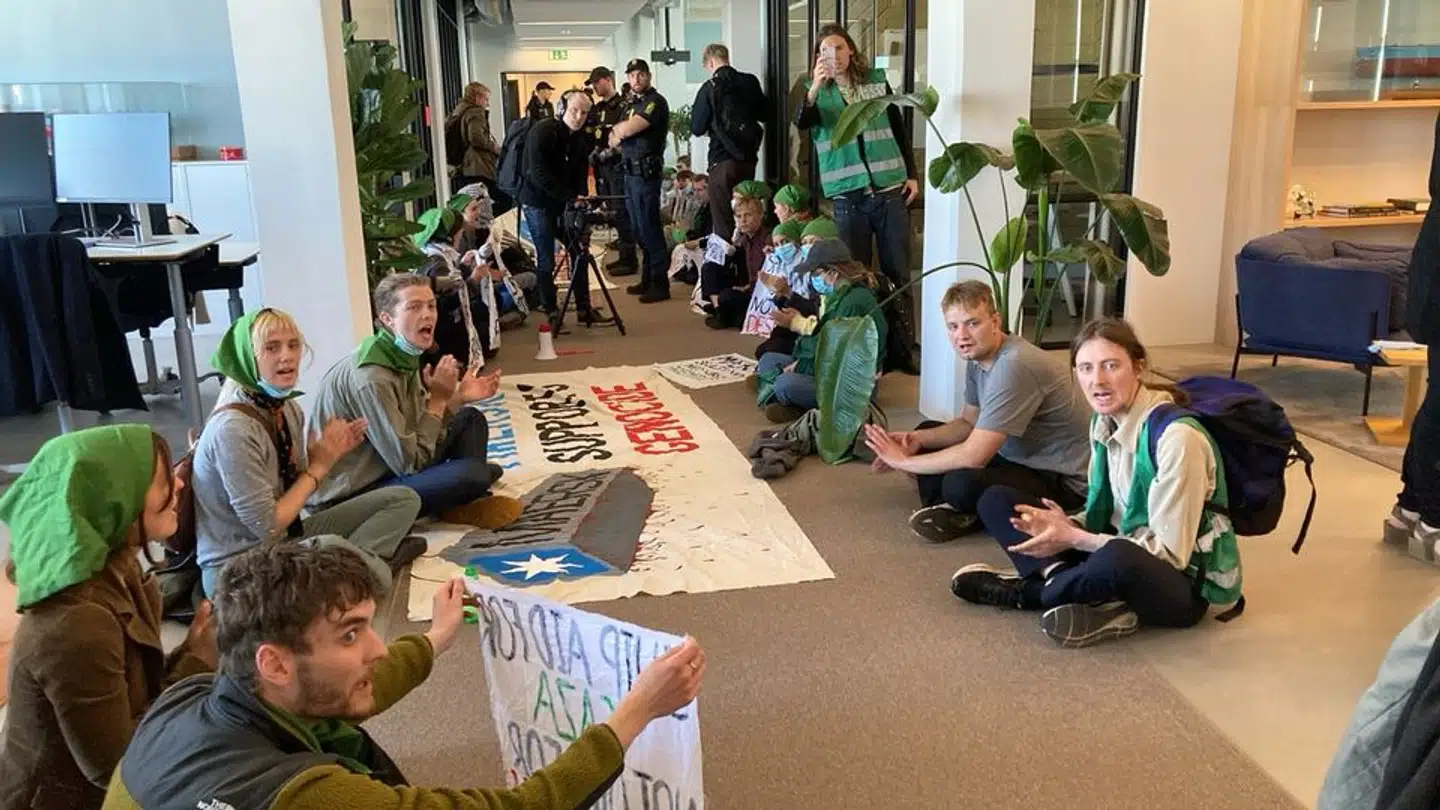 Demonstranter er tirsdag er trængt ind hos Maersk Tankers i København.