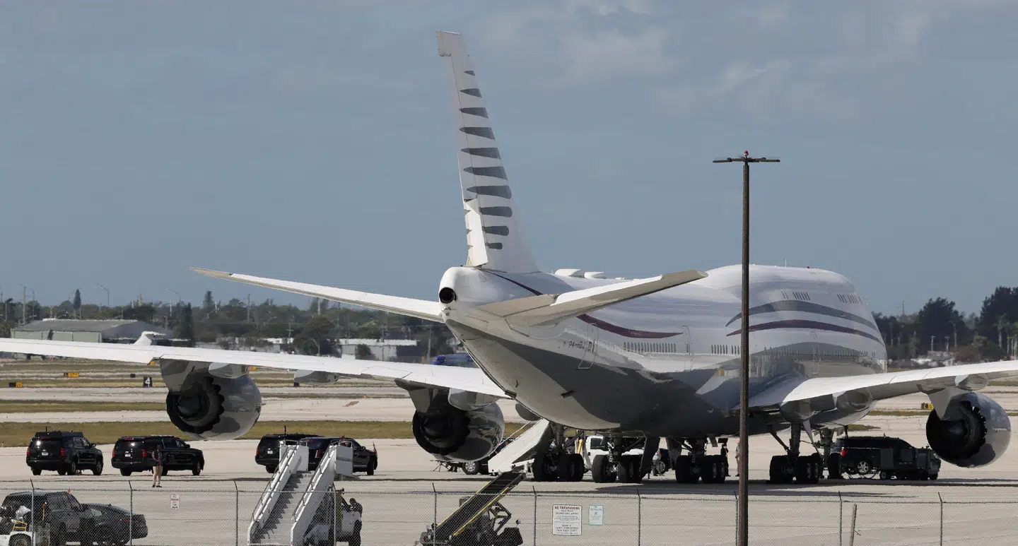 Donald Trump har sagt ja til at modtage et luksuriøst Boeing 747-8 jumbojet fra oliestaten Qatar. I februar gik han om bord på et af Qatars Boeing 747-fly i Palm Beach International Airport i Florida for at se det.