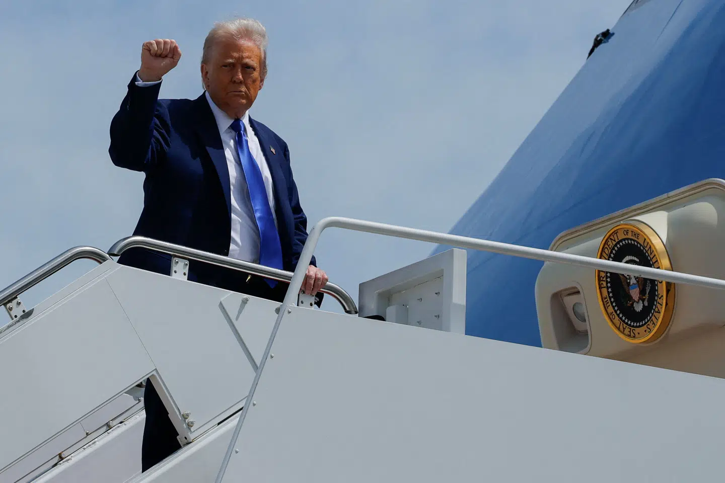 Donald Trump stiger ombord på Air Force One på vej til blandt andet Saudi-Arabien og Qatar. Foto: Brian Snyder, Scanpix