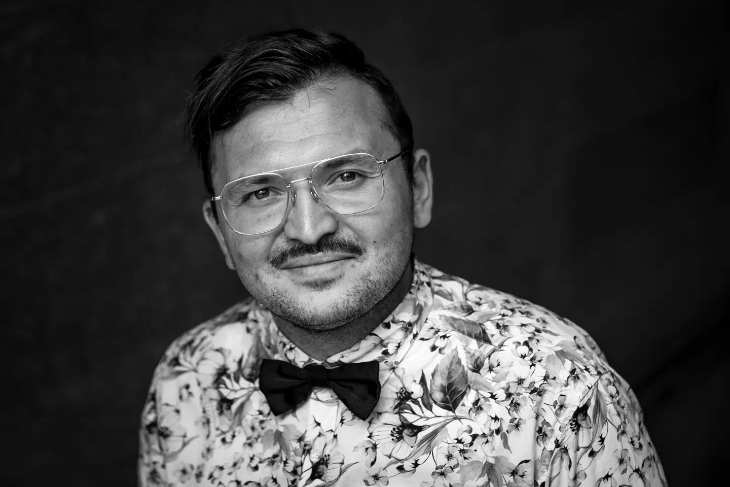 Umut Sakarya har tidligere drevet restauranterne Guldkroen og Guldgrillen. Derudover er han kendt fra flere tv-formater. Han har vundet »Masterchef« i 2015 og har medvirket i programmer som »Vild med dans« og »Tre sultne mænd«. I dag er han primært influencer, der laver madvideoer på Instagram og YouTube.