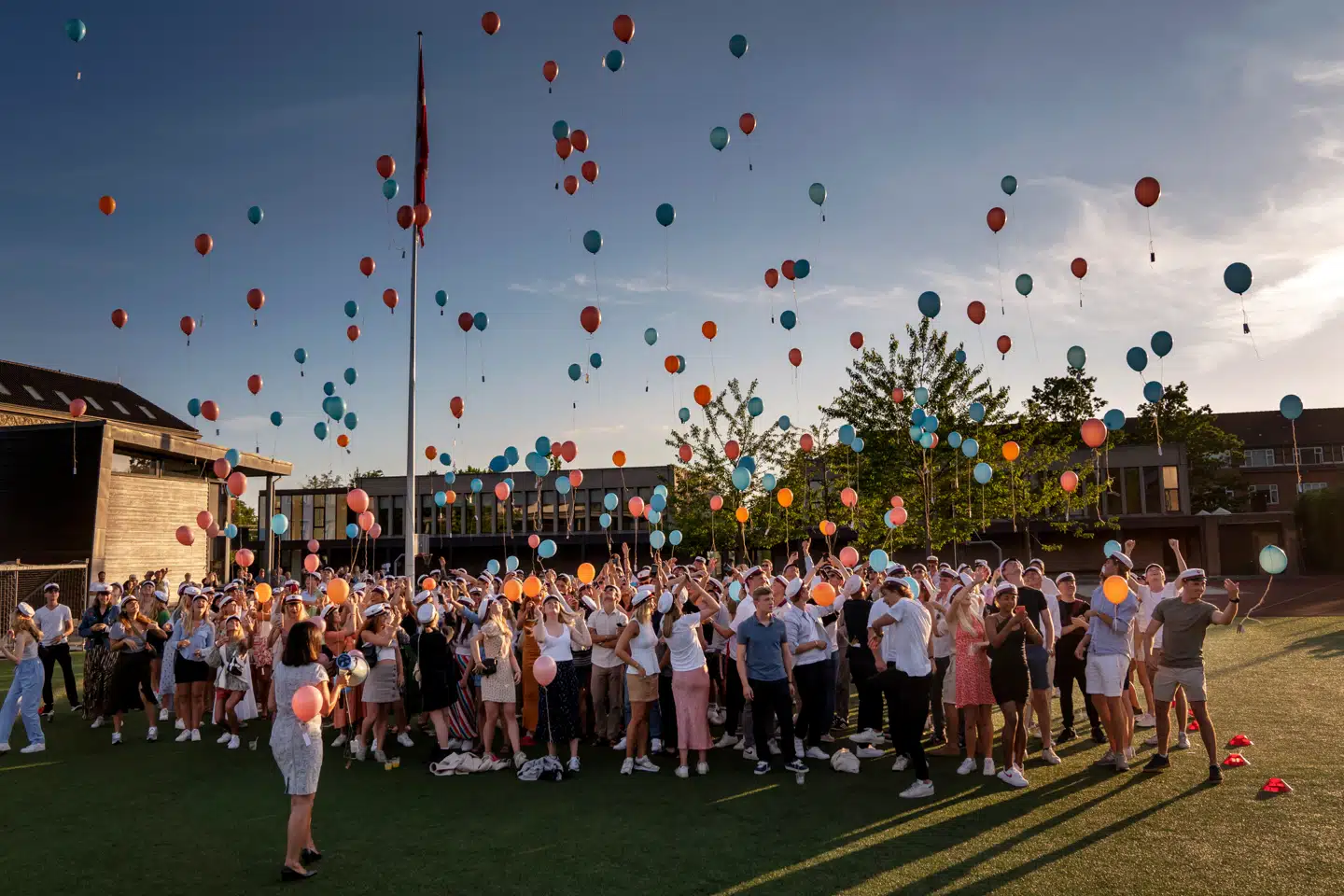 Studenter fra Øregård Gymnasium. Adgangsbilletten til de populære hovedstadsgymnasier er blevet sværere at få fat i – kravene til optagelse svinger nemlig kraftigt fra år til år.
