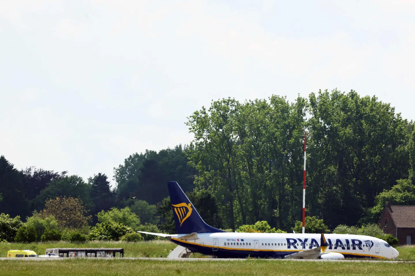 Et fly holdt stille tirsdag i lufthavnen i belgiske Charleroi efter en bombetrussel.