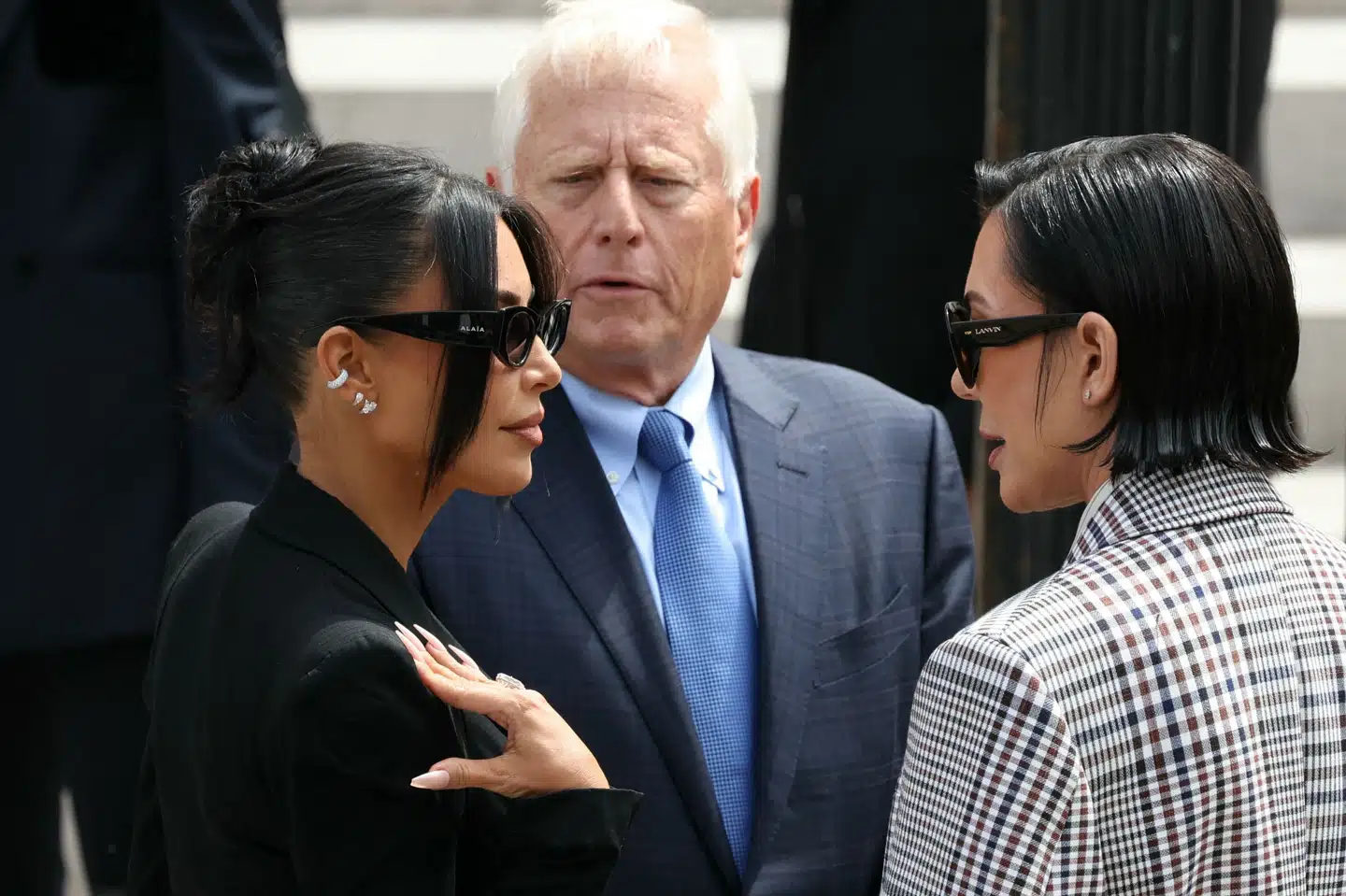 Kim Kardashian ankommer til domstol i Paris, hvor hun skal vidne om røveri i 2016.