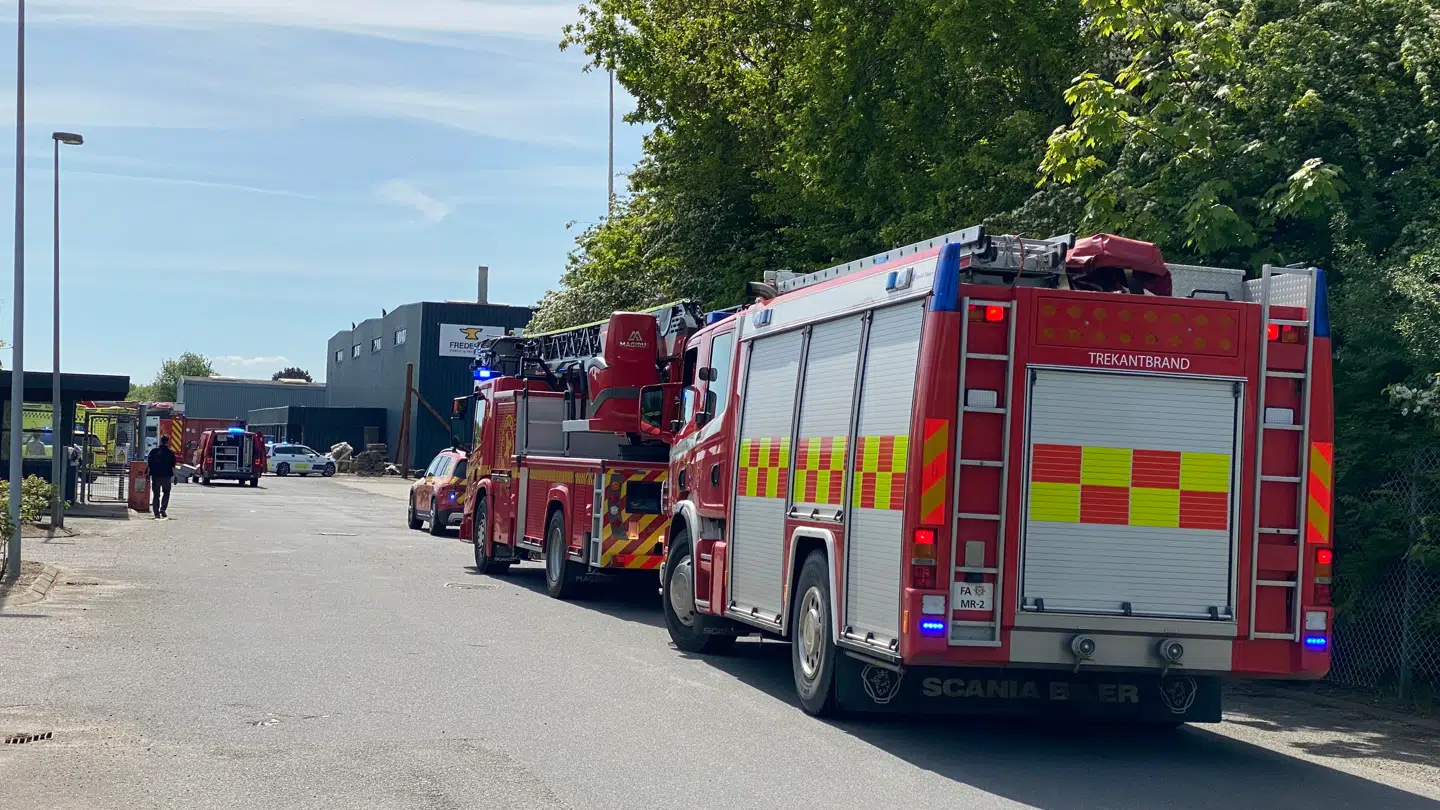 Brandvasenet og politiet er massivt til stede.