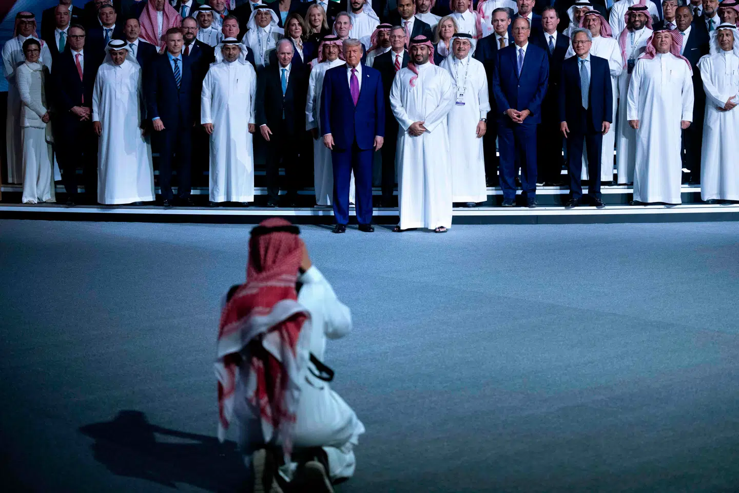 Donald Trump og den saudiske kronprins Mohammed Bin Salman poserer sammen med deltagerne ved et investeringsforum i Saudi-Arabien.