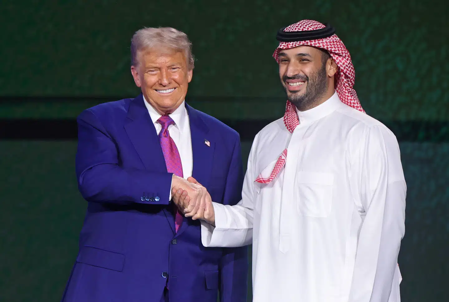 Donald Trump og den saudiske kronprins Mohammed bin Salman giver hånd.