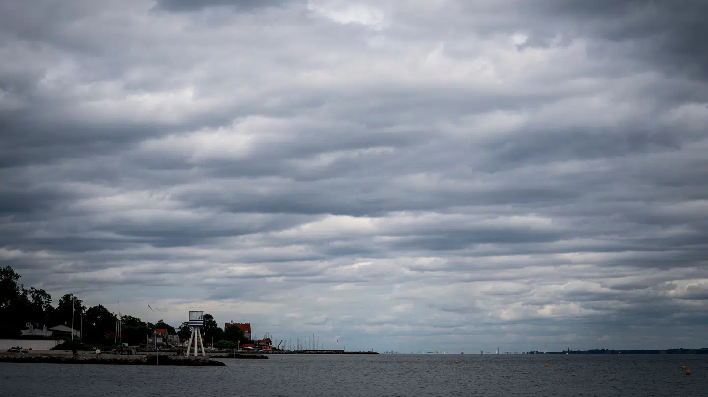 (Arkiv) Ikke mange steder slipper for gråvejr søndag.