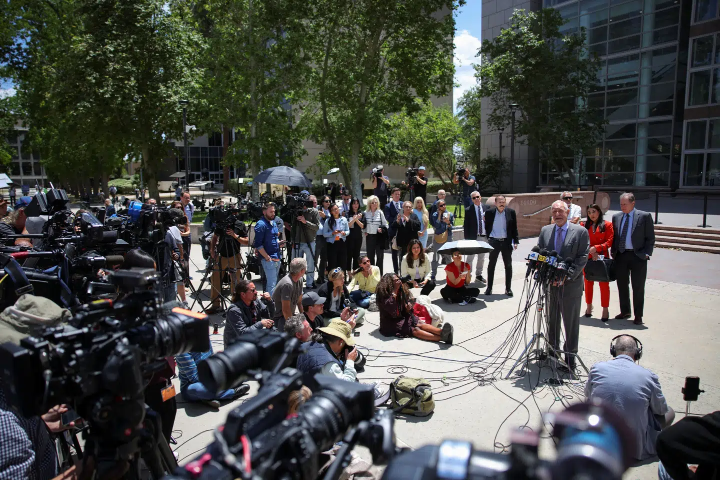 Tirsdag var der retsmøde i Californien i sag om ny strafudmåling til Menendez-brødrene. Lyle og Erik Menendez deltog via en videoforbindelse fra fængslet.