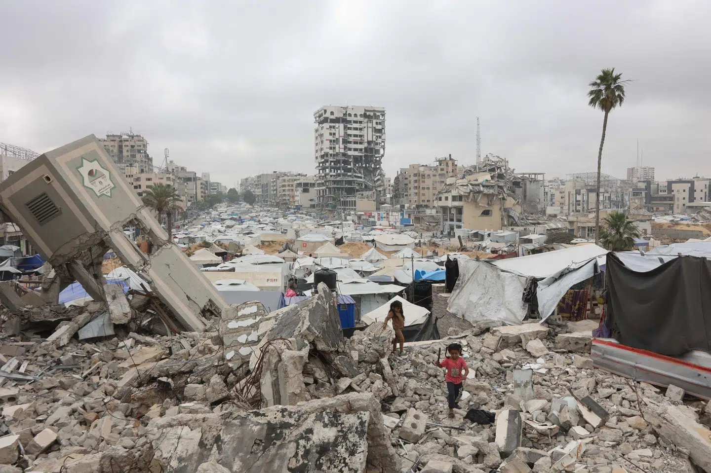 Palæstinensiske piger går i en midlertidig flygtningelejr tidligere på ugen i Gaza. (Arkivfoto).