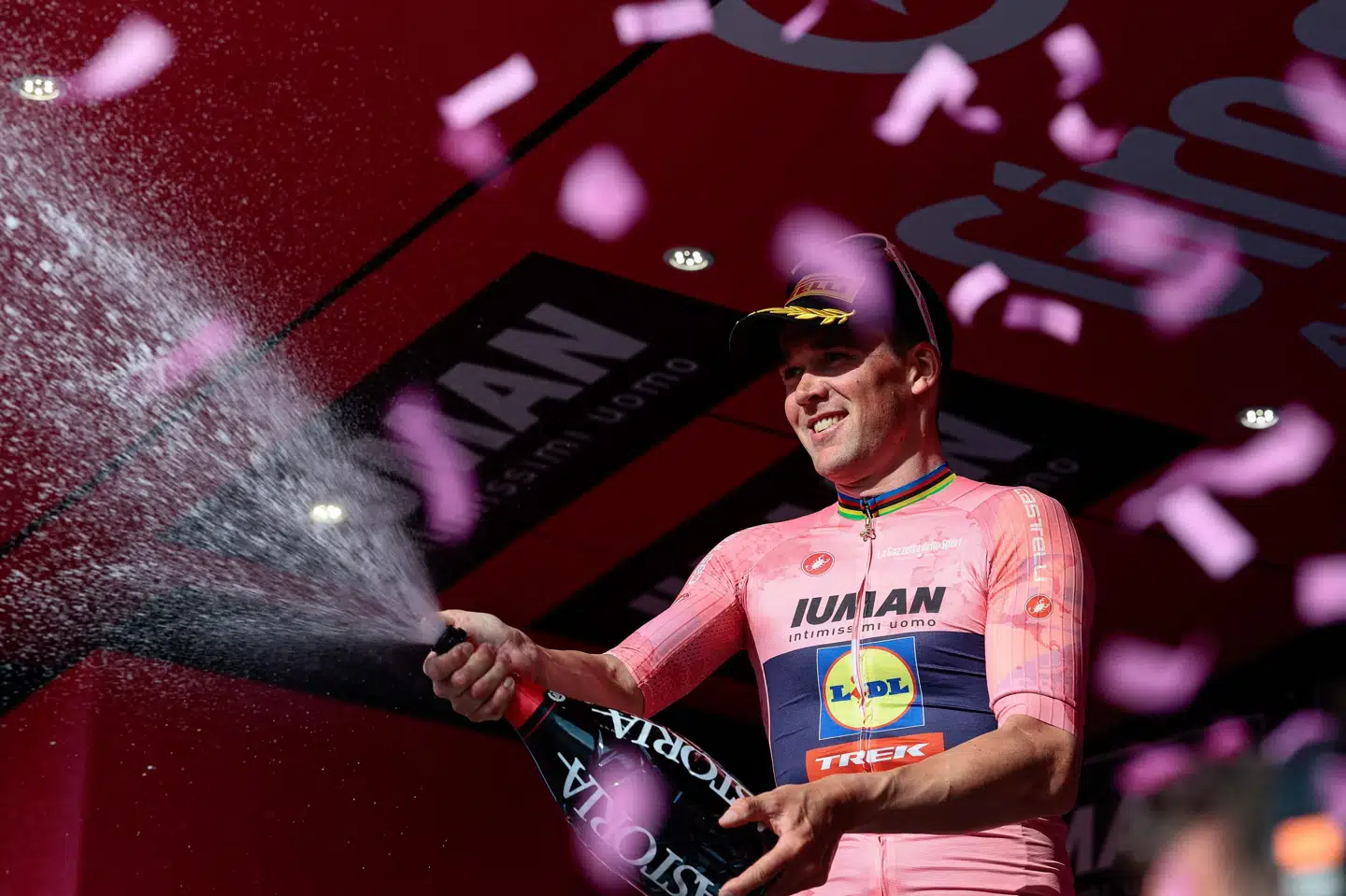 Mads Pedersen har vundet to ud af de fire første etaper i Giroen og har erobret løbets lyserøde førertrøje.