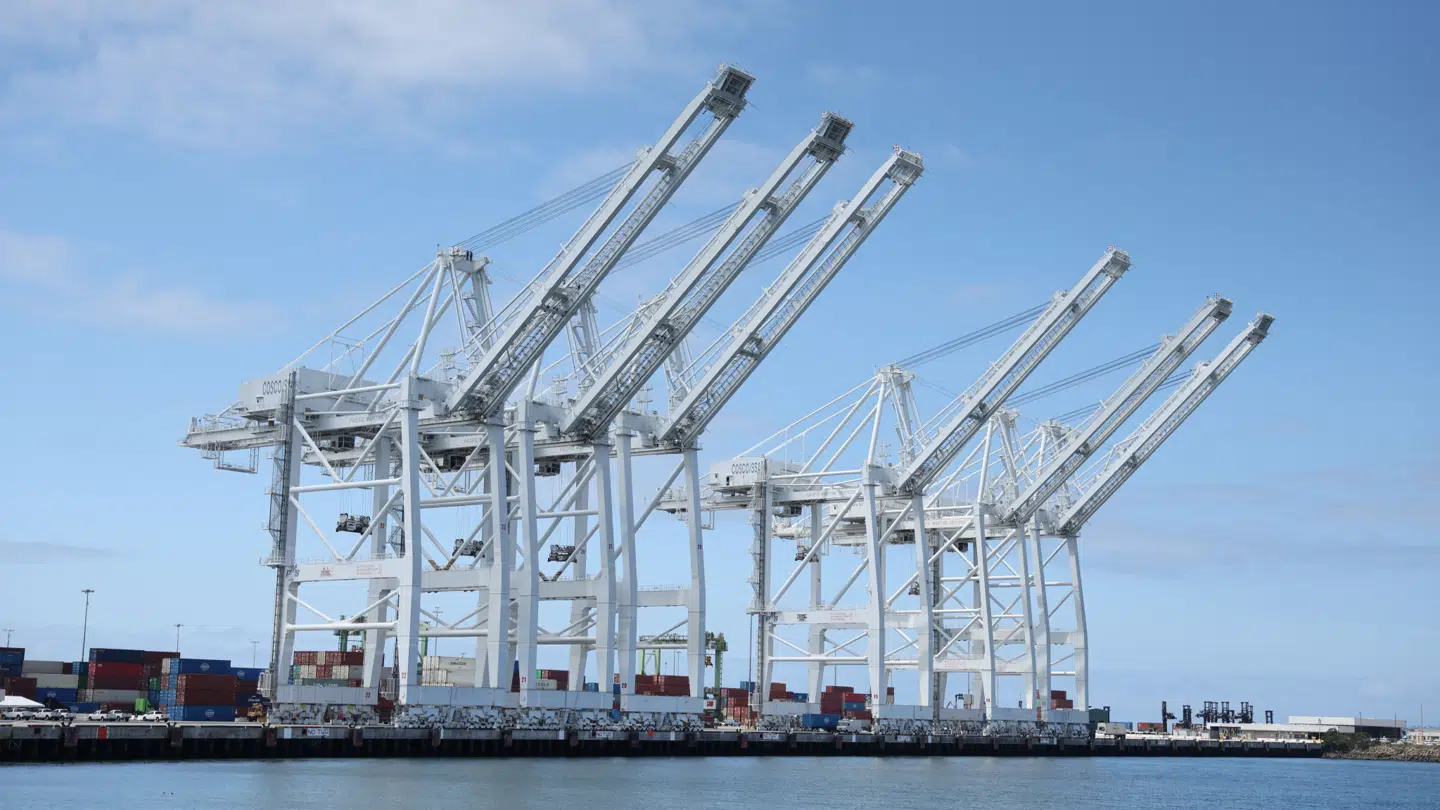 Disse kraner blev før brugt til blandt andet at laste kinesiske varer. Nu er de ikke længere i brug.