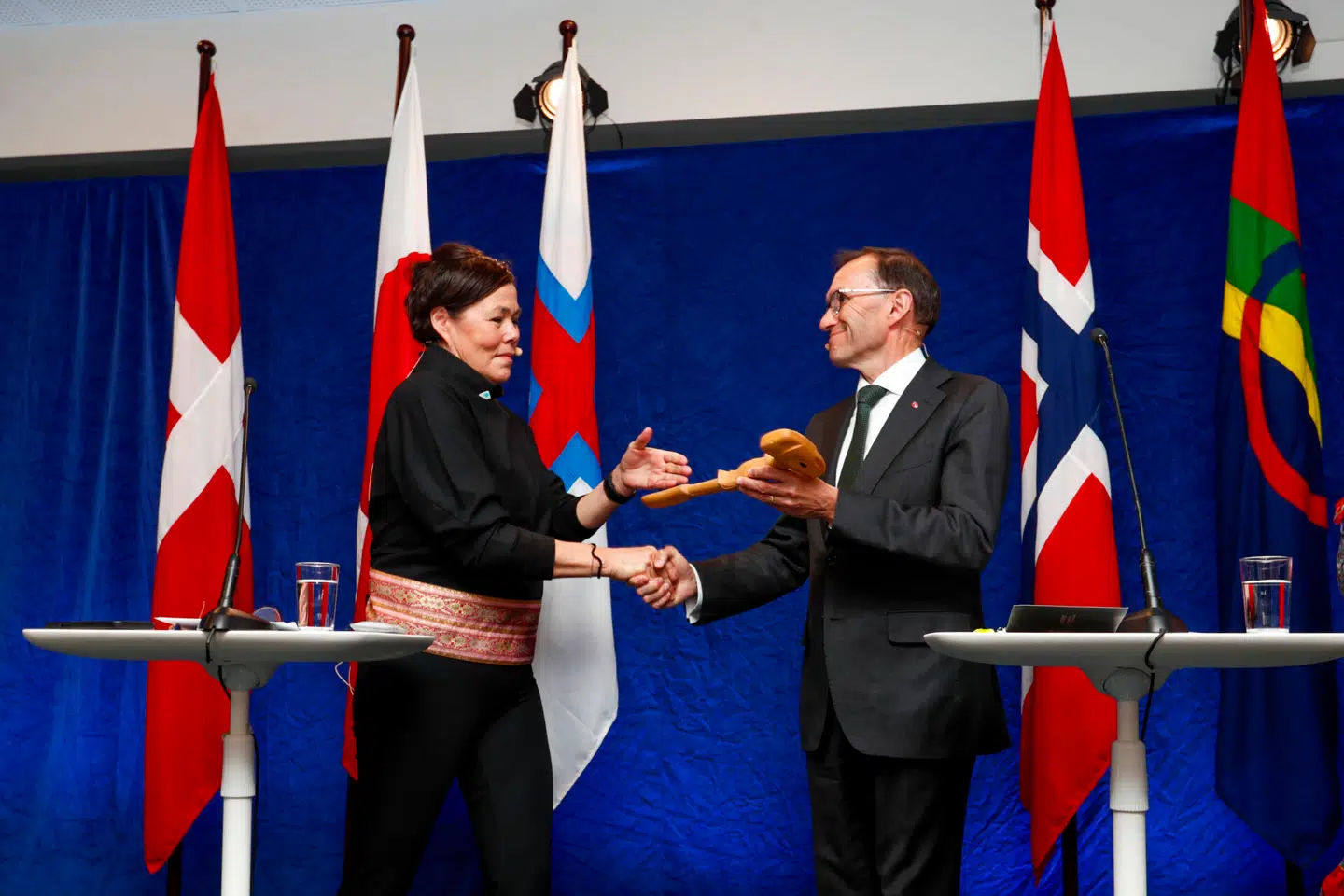 Her ses Vivian Motzfeldt (tv.) under overdragelsen af formandskabet for Arktisk råd til topmødet i Tromsø i Norge. Norges udenrigsminister Espen Barth Eide (th.) overrækker hende den hammer, der symboliserer overdragelsen af formandskabet.