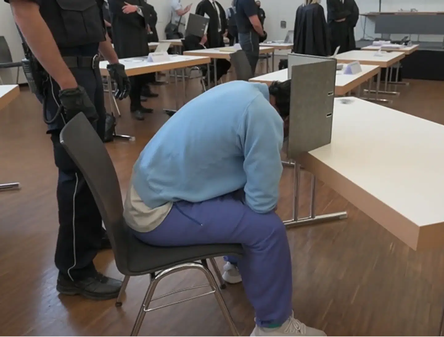 Mukhtar og fire andre asylsøgere bedøvede en 14-årig pige på et tysk asylhjem, og i løbet af en nat og en morgen voldtog de hende mindst ti gange. Mukhtar fik en mild dom og blev udvist til Afghanistan. Men han kan nu være på vej tilbage til Tyskland.