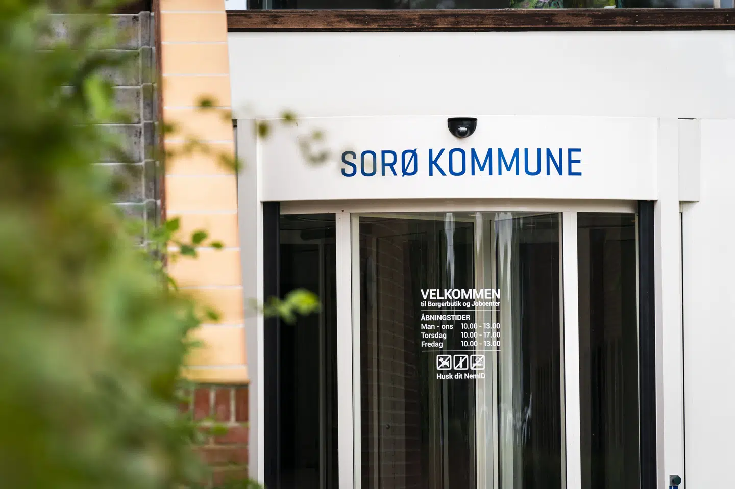 Politiet har onsdag formiddag skudt en person ved Sorø Kommunes rådhus. Personen er bragt på sygehuset. (Arkivfoto).