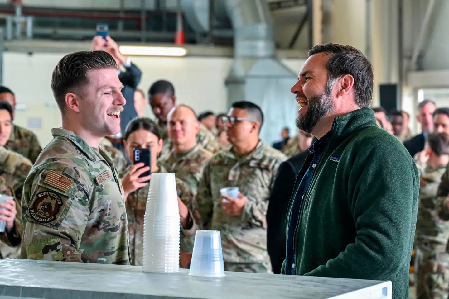 Den amerikanske vicepræsident, J.D. Vance, griner sammen med nogle amerikanske soldater på en base i Maryland. Donald Trump har rejst tvivl om, hvorvidt USA vil komme Europa til undsætning, hvis Rusland vælger at angribe et NATO-land.