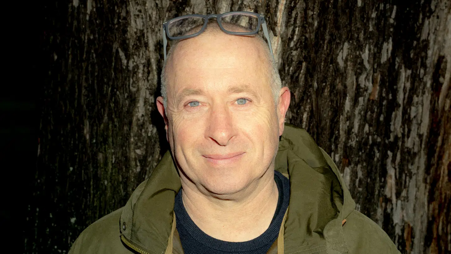 'Vi ser det konkret i områder som Vollsmose og Gellerup, hvor parallelle normsystemer har fået lov at slå rod. Så når hele boligområder begynder at fungere efter egne regler og normer, taber vi ikke bare integrationen, vi taber sammenhængskraften i samfundet,' siger Henrik Kokborg.