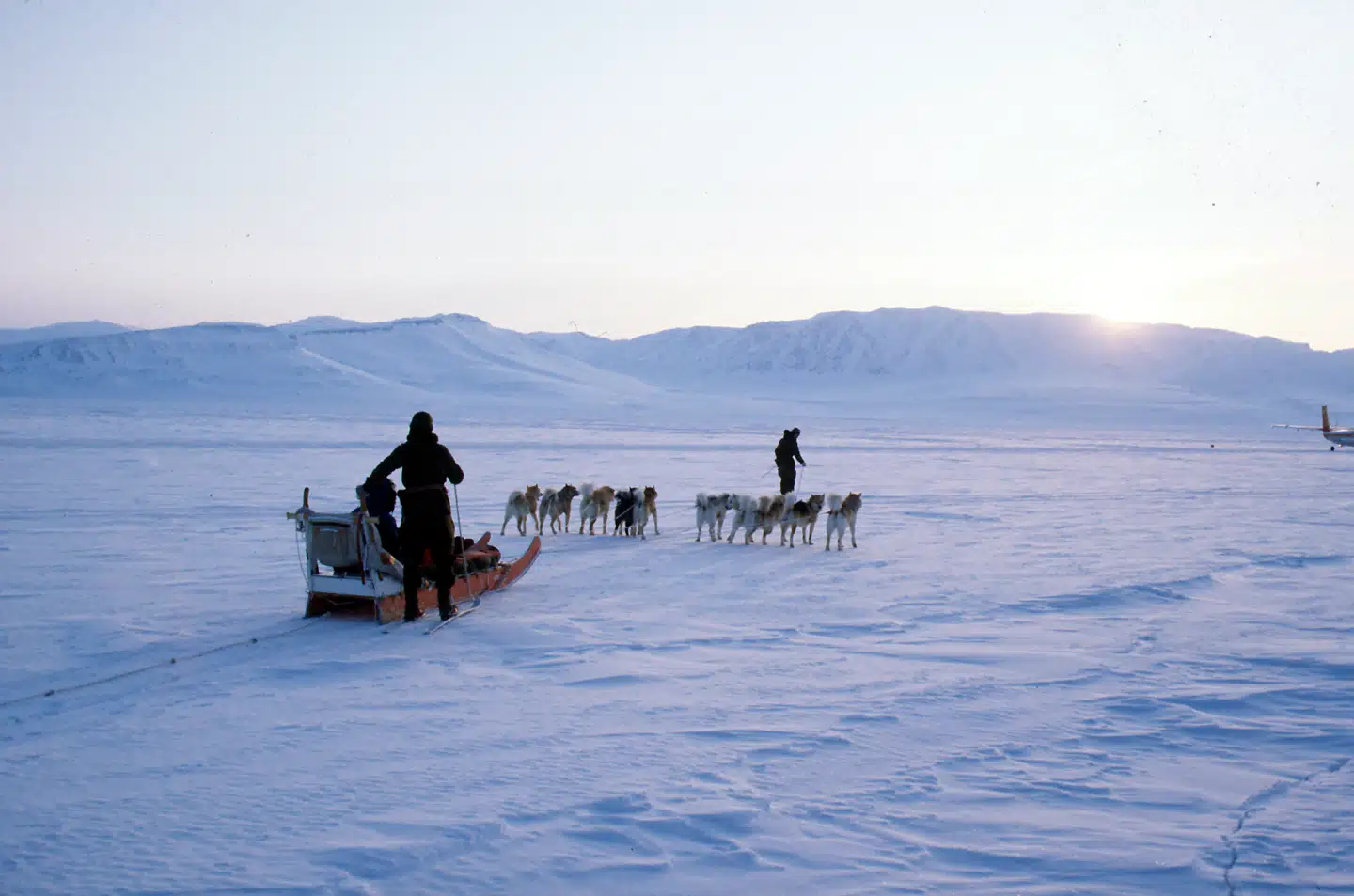 Nordøstgrønlands Slædepatrulje blev først etableret i 1941, men blev nedlagt efter Anden Verdenskrig. I 1950 blev den reetableret, og fik i 1953 navnet Sirius efter den største stjerne i stjernebilledet, Store Hund. Billedet er fra dronning Margrethe og Prins Henriks besøg hos patruljen i 1985.